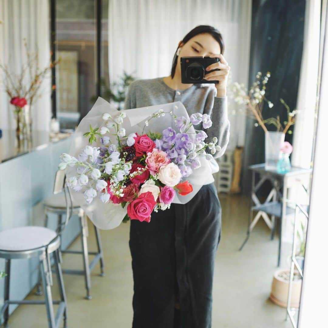 JF flower Shopさんのインスタグラム写真 - (JF flower ShopInstagram)「2021년 첫 꽃다발🥰   Jf flower shop  . . . .#2021jfflowershop #jfflowershop #flower #florist #flowerlesson  #웨딩부케 #플로리스트 #플로리스트수업 #플라워스튜디오 #꽃 #플라워레슨#핸드타이드레슨  #범계플라워레슨 #안양웨딩 #범계웨딩 #플로리스트레슨 #안양꽃집 #범계꽃집 #평촌꽃집 #과천꽃집 #인덕원꽃집 #동편마을꽃집 #포일동꽃집 #의왕꽃집」1月2日 14時17分 - jfflowershop