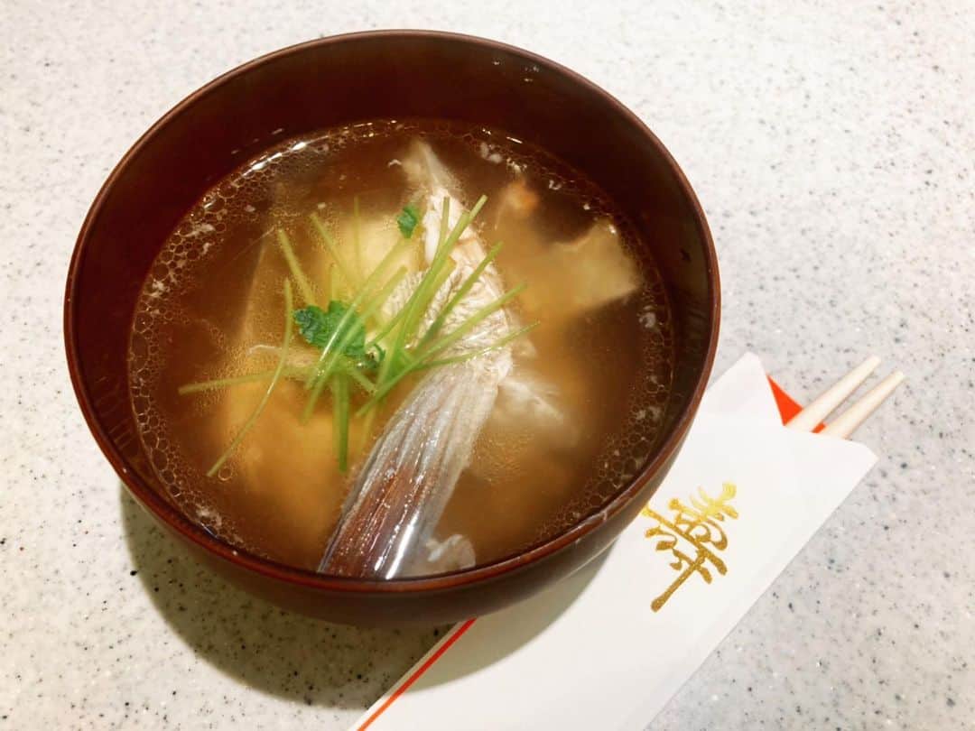 のインスタグラム：「新年あけましておめでとうございます！  年末年始は帰阪出来ず、自宅でお節と鯛の塩焼きで穏やかに過ごしています。 2日目は余った鯛で粗汁と鯛めしを。 母からの教えで少量の塩と醤油だけ加えたら鯛の出汁が際立って幸せを感じました。  ありがたいことに今年も色々と音楽現場のお話をいただいているので、しっかりと準備して挑もうと思います。  2021年も何卒よろしくお願いします！ 皆さまにとって良き1年になりますように！  #おうちごはん #鯛塩焼き #鯛めし #2021」