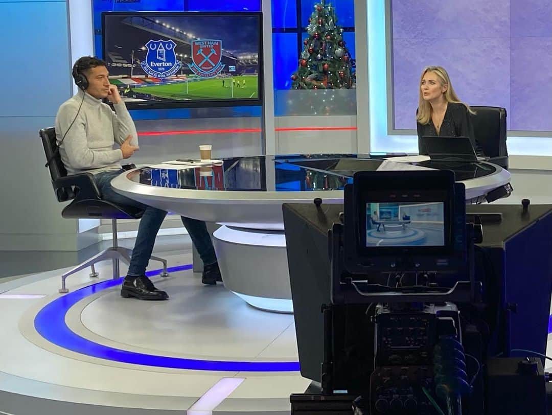 ジェイ・ボスロイドさんのインスタグラム写真 - (ジェイ・ボスロイドInstagram)「Today was the first time I worked at the @skysports studios covering a live game, it was very nerve racking but as the game went on I felt more confident... @everton v @westham turned out to be a very tight game but West Ham edged it and deserved the 3pts in the end. Hopefully I will get the opportunity to do more.  #skysports#everton#westham」1月2日 5時30分 - jaybothroyd