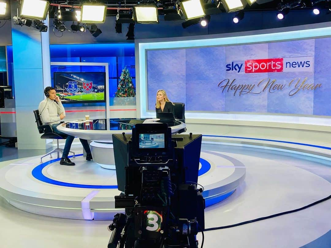 ジェイ・ボスロイドさんのインスタグラム写真 - (ジェイ・ボスロイドInstagram)「Today was the first time I worked at the @skysports studios covering a live game, it was very nerve racking but as the game went on I felt more confident... @everton v @westham turned out to be a very tight game but West Ham edged it and deserved the 3pts in the end. Hopefully I will get the opportunity to do more.  #skysports#everton#westham」1月2日 5時30分 - jaybothroyd