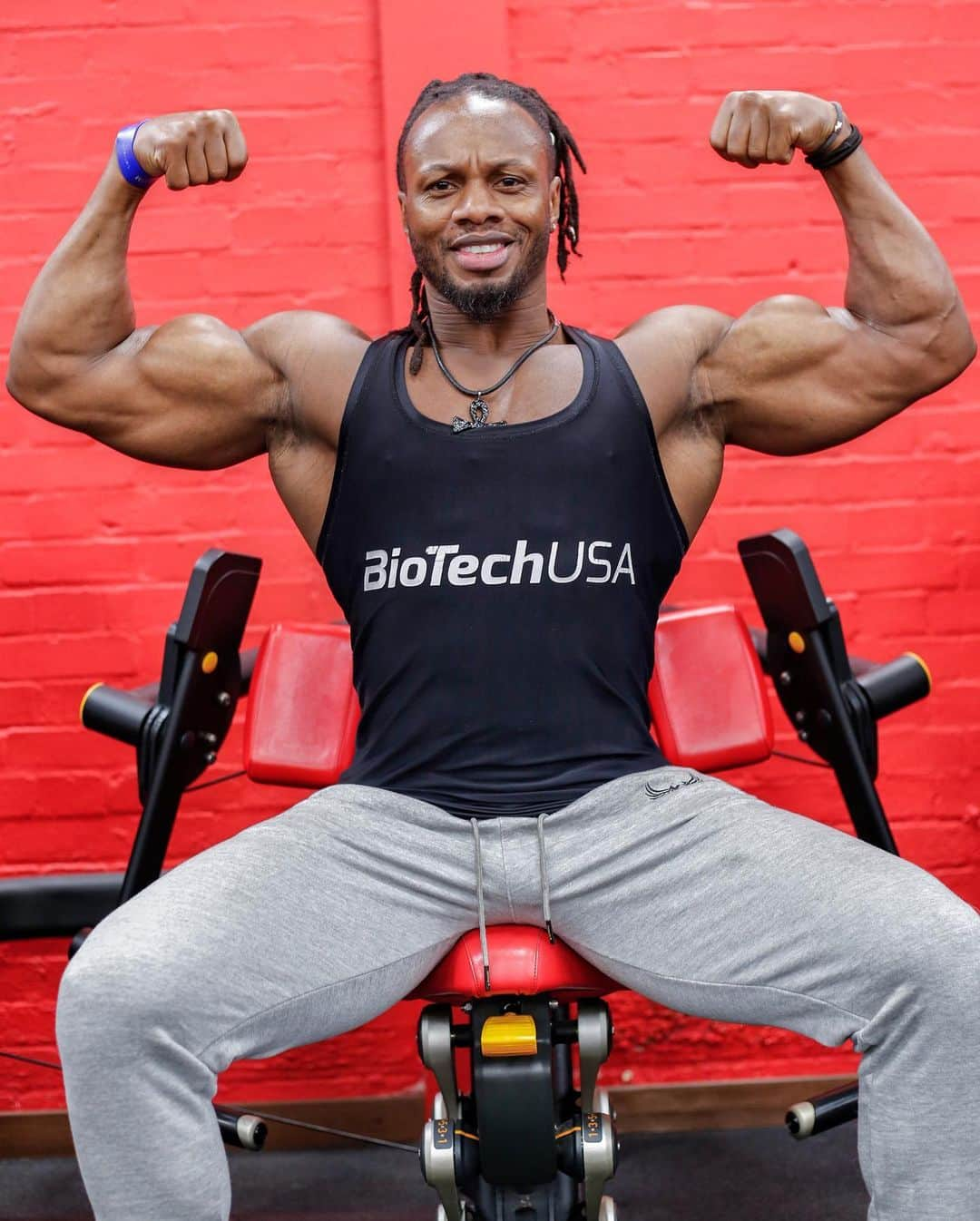 Ulissesworldさんのインスタグラム写真 - (UlissesworldInstagram)「Gunz Blazin for 2021 🔥💪 Let’s start the year strong! Smashing Biceps today. Team @biotechusa #happynewyear _ LINK IN MY BIO👆For Meal Plans & Programs (Females also) @iamdedicated_army #letsgo IAMDEDICATED.ULISSESWORLD.COM #Ulissesworld」1月2日 5時25分 - ulissesworld