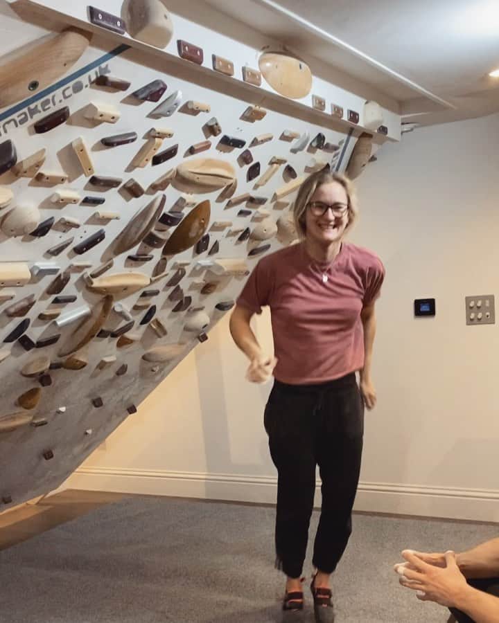 シャウナ・コックジーのインスタグラム：「Ok. So this doesn’t look like much but I’ve been trying to match this hold with my foot on for 7 YEARS and I did it for the first time TODAY!   Ned built this board 7 years ago. This was the last move of the first boulder he set. The feet are so bad they are almost vertical and it requires SO MUCH tension to climb on. So sometimes I climb keeping my feet on and not just jump around. Every session I do the same warm up climbs keeping my feet on every move until the match. Every session my foot pops just as I get my second had to the hold. But not today! YES!! 🤯」