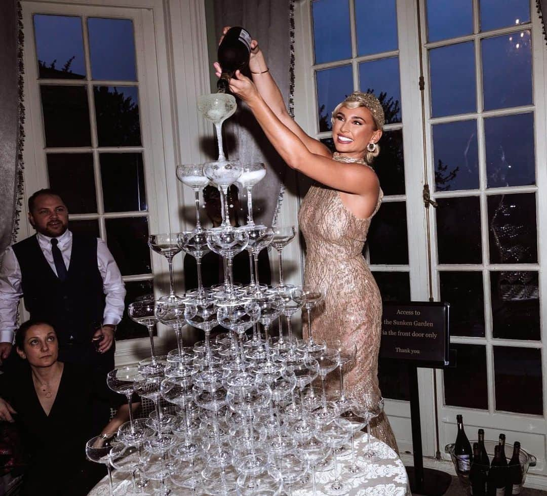 ビリー・フェアーズさんのインスタグラム写真 - (ビリー・フェアーズInstagram)「There is only one thing better than a glass of champagne ... A Tower 😆🥂✨   Here’s to 2021 🥂✨🌟   This photo was taken at my 30th Birthday party ... Nearly a whole year ago 🙀✨❤️🥰」1月2日 5時29分 - billieshepherdofficial