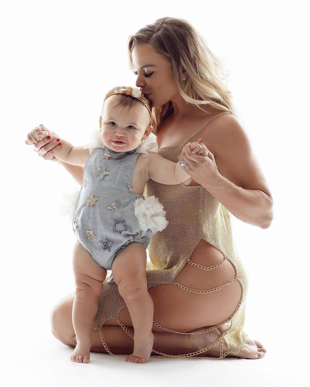 Lauren Drain Kaganのインスタグラム：「Thank you all for the birthday wishes and the Happy New Year wishes! I would like to thank 2020 because despite some serious hardships it was the year I got to know my sweet funny daughter  @ariaskyekagan & watch her grow. 😘🎉✨ Wishing everyone health, happiness, and an abundance of blessings! Cheers to 2021! I can’t wait to share with you one of the most amazing things in my life in 2021! Cheers to blessings and a better year! Much love to you all! Hoping my daughter will get chance to see a more normal world soon! 💜😘🎉✨💚 Happy New Years!」