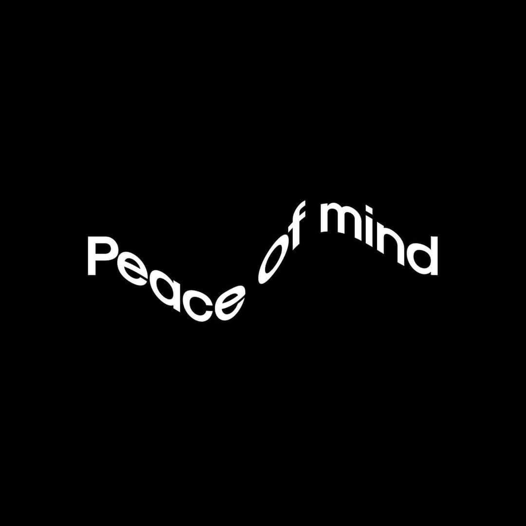 ミゲルのインスタグラム：「Of many things I hope we all experience more of this year, peace of mind ranks amongst the highest.  Peace of mind helps us see things as they are and not as we wish them to be. It helps us proceed with clarity in the midst of chaos so we can make a fulfilling decision. Ive learned (in many instances the hard way) that peace-of-mind isn’t any coincidence but the greater sum of small, even habitual, decisions we make every day so this year, I’m improving my communication habits, on every level because for me, not communicating enough leads to chaos in my mind, my relationships and ultimately my reality. What small habit(s) would you change or strengthen for maximum peace of mind this year ? Love you -M🔪🌹」