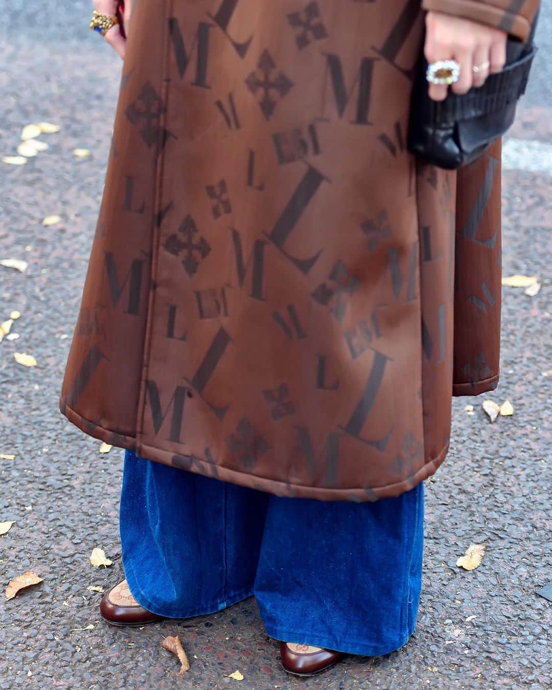 Harajuku Japanさんのインスタグラム写真 - (Harajuku JapanInstagram)「20-year-old Japanese student Ryoya (@ryoya_gekoo) on the street in Harajuku wearing a mostly vintage look with a logo print maxi coat by 1980s Japanese brand Luna Mattino, shirts from Gianfranco Ferre and Paul Smith, a Dries Van Noten bag, Chanel bracelets, Gucci rings, Wrangler wide leg denim, and Gucci shoes. He was wearing a mask before and after the photos were taken.」1月2日 5時34分 - tokyofashion
