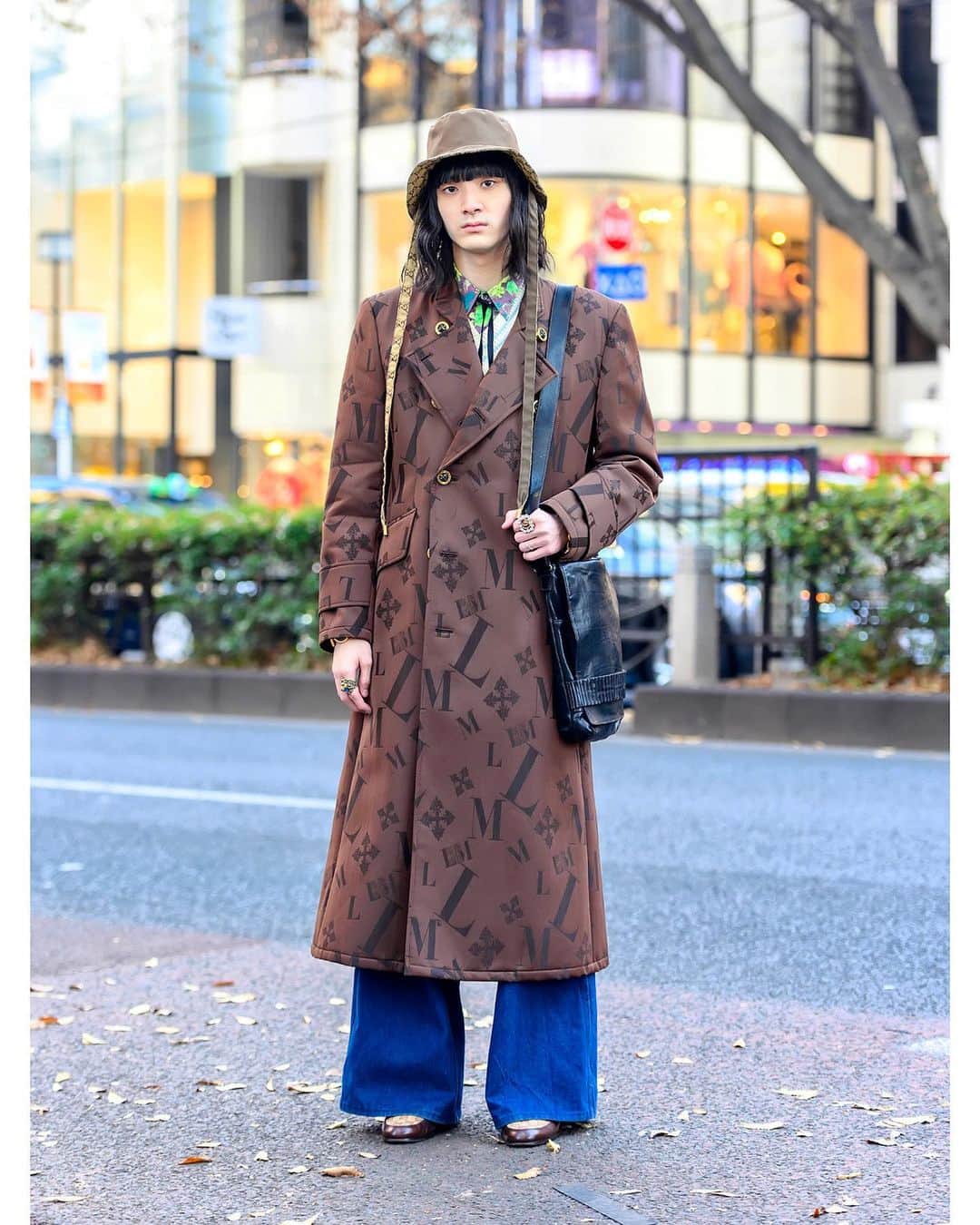 Harajuku Japanさんのインスタグラム写真 - (Harajuku JapanInstagram)「20-year-old Japanese student Ryoya (@ryoya_gekoo) on the street in Harajuku wearing a mostly vintage look with a logo print maxi coat by 1980s Japanese brand Luna Mattino, shirts from Gianfranco Ferre and Paul Smith, a Dries Van Noten bag, Chanel bracelets, Gucci rings, Wrangler wide leg denim, and Gucci shoes. He was wearing a mask before and after the photos were taken.」1月2日 5時34分 - tokyofashion