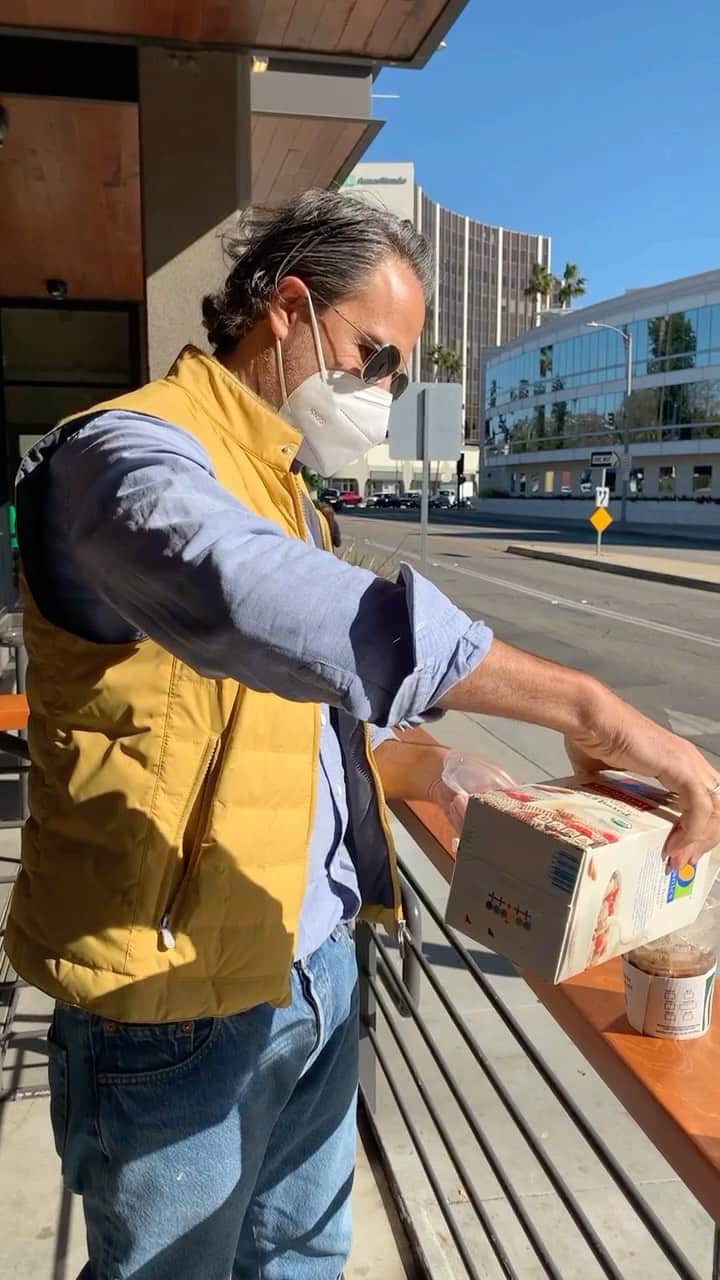 ブラッド・ゴレスキーのインスタグラム：「There is an almond milk shortage at all of the Starbucks near us so @garyjanetti takes the matter into his own hands....literally! Happy 2021!」