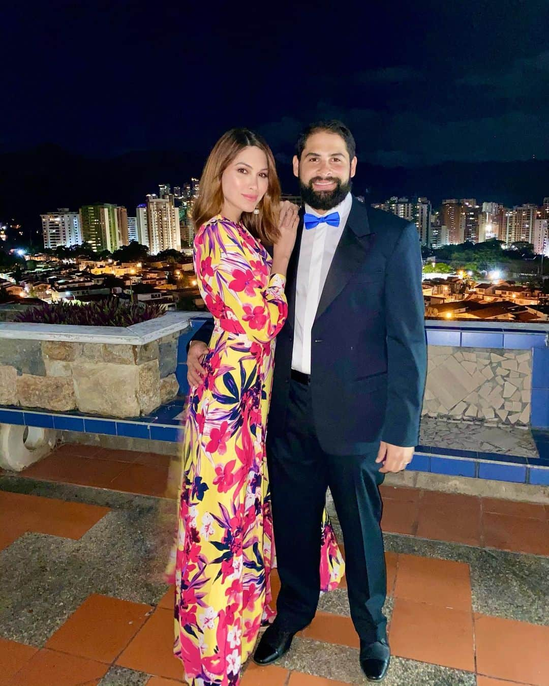 María Gabriela Isler Moralesのインスタグラム：「Cada kilómetro y hora recorrida valió la pena para regresar y abrazarlos este año nuevo 💖.   Con el tiempo te das cuenta que lo más valioso que puedes celebrar, es tener a los tuyos sanos, cerquita y sonriendo.  ¡Feliz año mi gente querida! ✨ Que Dios nos permita transitar un 2021 en armonía, lleno de bienestar, de cargas livianas y con la retribución de todo lo entregado en un año tan inesperado como el que agradecidamente déjamos hoy atrás. Que sea el inicio de 365 días llenos de sonrisas, nuevas alegrías, oportunidades y realización personal y profesional.   ¡Se les quiere! 💋   Pd: ya conocen al personaje @albertoadft 🙄 a las 9:00 p.m. decidió que sería un anfitrión “elegantioso” como dice él, así que sacó su traje y me pidió acompañarlo en su dress code. 🤵🏻‍♂️💃🏻  My dress: @nadinemerabi  Gracias @yamiletmaravel por mis zarcillos 💛   #Family #Familia #Venezuela #HappyNewYear #thankful」