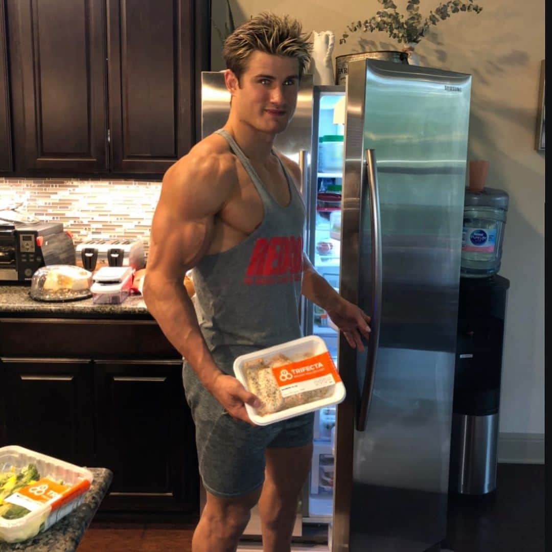のインスタグラム：「I’m not eating that cake in the background but I am about to eat this @trifecta chicken haha」