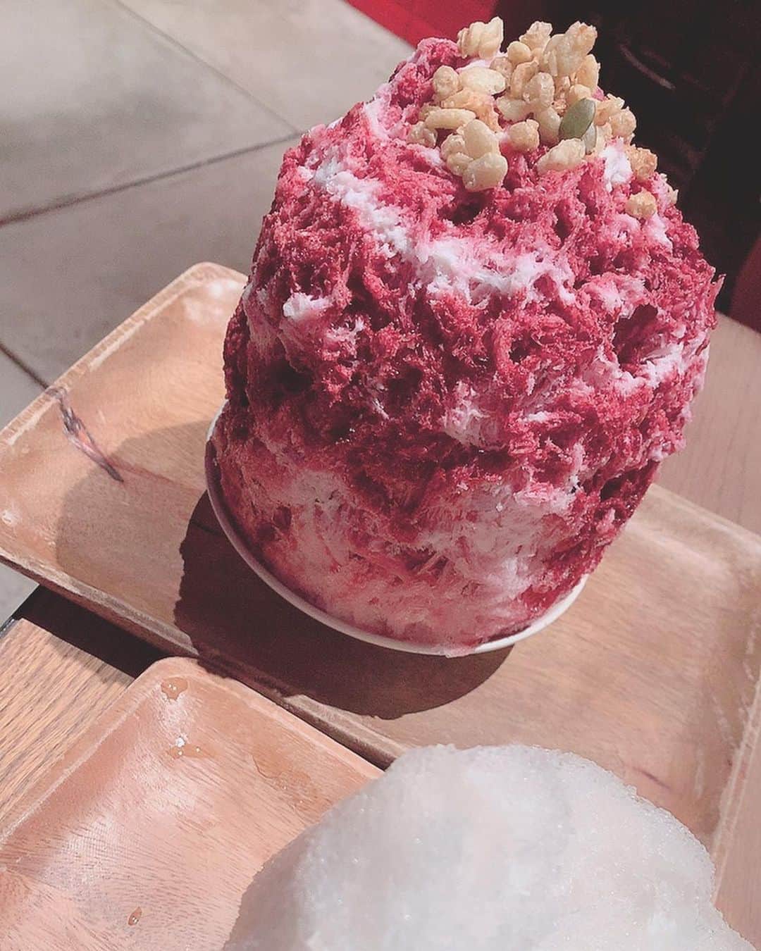 七海ティナさんのインスタグラム写真 - (七海ティナInstagram)「yeloさん🍧 . . 私の拘りは ミルク少なめにすること。 . 作っている方には申し訳ないなと思いつつ シンプルな中にしっかり氷の美味しさを感じる🍧が好きぴなのです。 . といいつつ 結局どこでも行きます。 . . yeloさんはとにかく好みすぎてすきぴMAXです。 味よし見た目よし店内赤い可愛い . . 都内おすすめは フリーキーさん @freakyshibuya  yeloさん @yelojp  みなと屋さん @kobe_minatoya  です。 . . #かき氷#かきごーらー#かきごおりすと#六本木カフェ #六本木yelo  #喜びの舞 #ちゃんと正月太り中 #切り替え人間 #貼るカイロ四方六方八方 #手裏剣」1月2日 5時41分 - tinaaaa1208