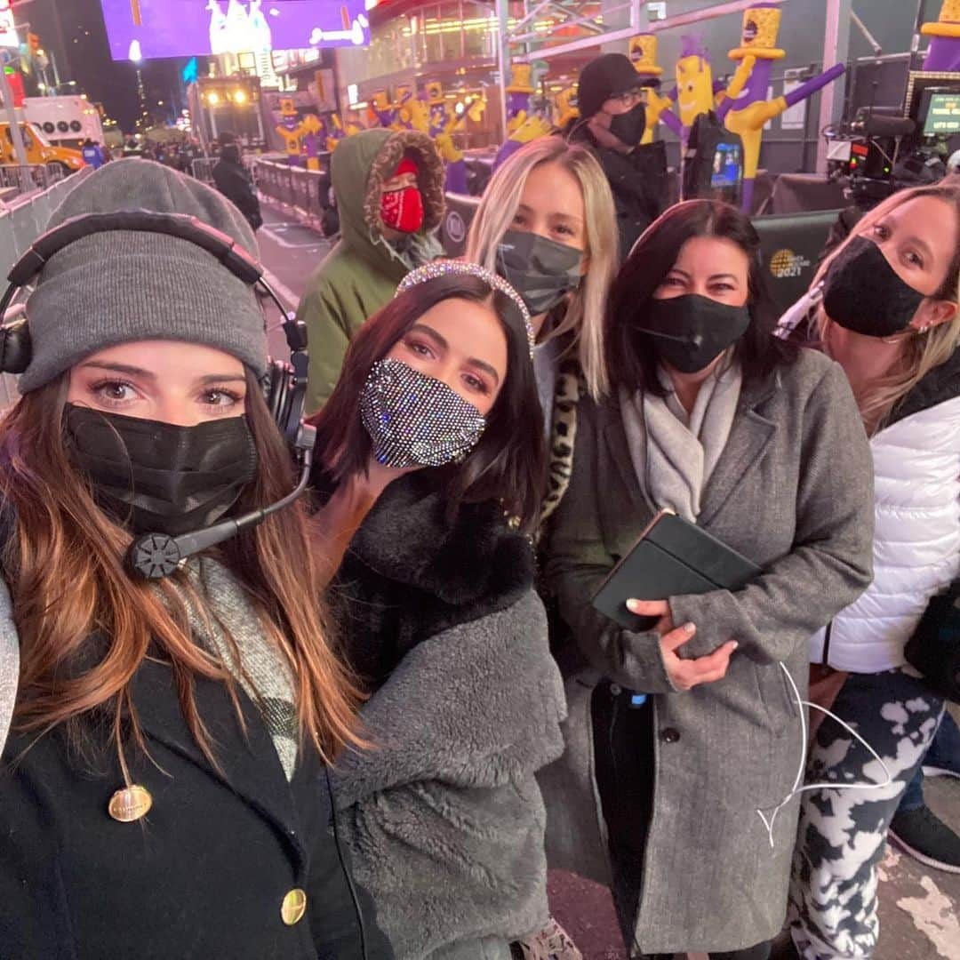 ルーシー・ヘイルさんのインスタグラム写真 - (ルーシー・ヘイルInstagram)「Got to close out 2020 surrounded by some great humans, in heels, sparkly masks , & in an empty Times Square. We celebrated frontline workers, nurses, doctors, teachers, police officers who were the real MVPs of the year.  Stood in awe of JLo and chugged atleast 5 La Colombe Oat draft lattes. Started 2021 surrounded by McNuggets & fries. Thank you to all who made it safely possible for us to come back this year ! Happy freakin new year everyone ♥️ @rockineve / @abcnetwork / @dcp / @ryanseacrest / @theebillyporter / @bigfreedia / @lizsharkey / @nenegooter / @laurapolko / @jennakristina / @erinwalshstyle / @thegangram」1月2日 5時57分 - lucyhale