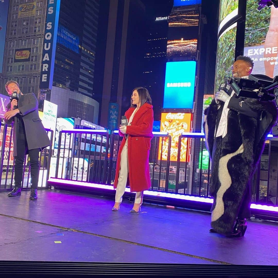 ルーシー・ヘイルさんのインスタグラム写真 - (ルーシー・ヘイルInstagram)「Got to close out 2020 surrounded by some great humans, in heels, sparkly masks , & in an empty Times Square. We celebrated frontline workers, nurses, doctors, teachers, police officers who were the real MVPs of the year.  Stood in awe of JLo and chugged atleast 5 La Colombe Oat draft lattes. Started 2021 surrounded by McNuggets & fries. Thank you to all who made it safely possible for us to come back this year ! Happy freakin new year everyone ♥️ @rockineve / @abcnetwork / @dcp / @ryanseacrest / @theebillyporter / @bigfreedia / @lizsharkey / @nenegooter / @laurapolko / @jennakristina / @erinwalshstyle / @thegangram」1月2日 5時57分 - lucyhale