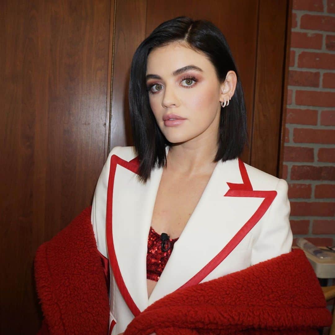 ルーシー・ヘイルのインスタグラム：「Got to close out 2020 surrounded by some great humans, in heels, sparkly masks , & in an empty Times Square. We celebrated frontline workers, nurses, doctors, teachers, police officers who were the real MVPs of the year.  Stood in awe of JLo and chugged atleast 5 La Colombe Oat draft lattes. Started 2021 surrounded by McNuggets & fries. Thank you to all who made it safely possible for us to come back this year ! Happy freakin new year everyone ♥️ @rockineve / @abcnetwork / @dcp / @ryanseacrest / @theebillyporter / @bigfreedia / @lizsharkey / @nenegooter / @laurapolko / @jennakristina / @erinwalshstyle / @thegangram」