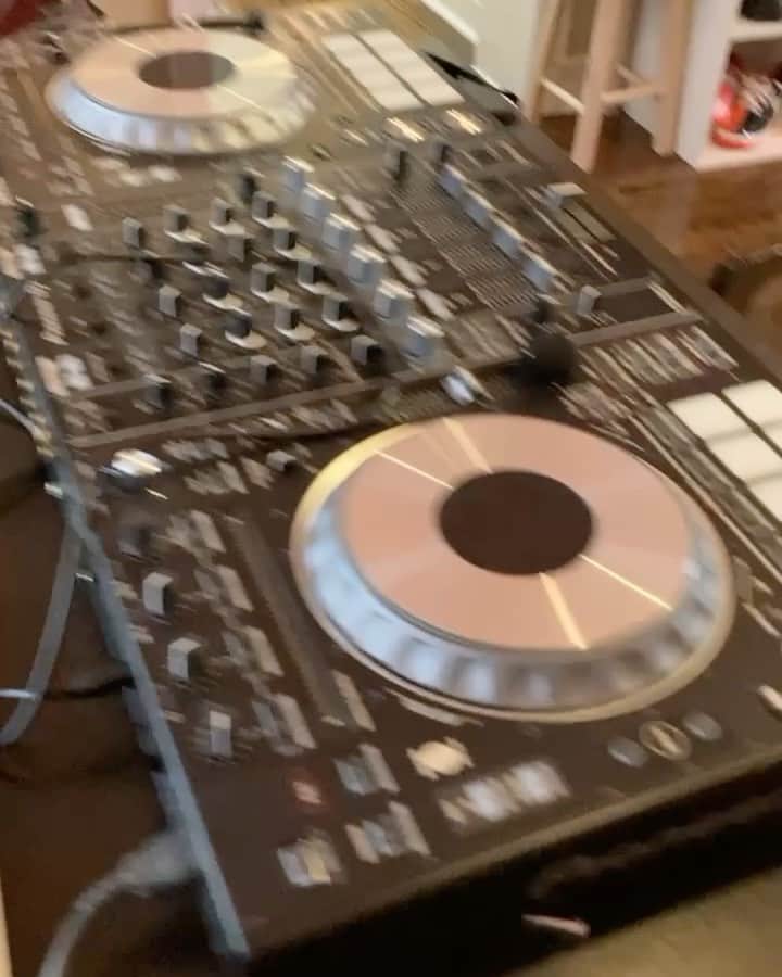 ファンクマスター・フレックスのインスタグラム：「Twitch.Tv / Skamartist !!!! Now!!! We ready!!! @djnyse_  4-6pm! @funkflex  6-9pm!  I love this room! Pow!  @hotwheelsofficial  @bumpboxx  @qtiptheabstract  @hotwheelsofficial  @nike  @schwinnbikes  @raleighbicycles  @iamspecialized  @pioneerdjusa  @mdsportsusa @erick_sermon  @pmd_mic_doc」