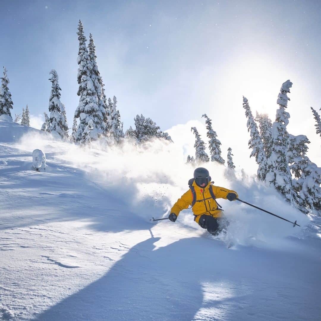 のインスタグラム：「Today is the start of a new year, and we hope this chapter brings you a year filled with fun memories, impactful growth, and some fresh powder. 📷 by @gregorylum  Featured pack from the Mutant Series #ospreypacks」