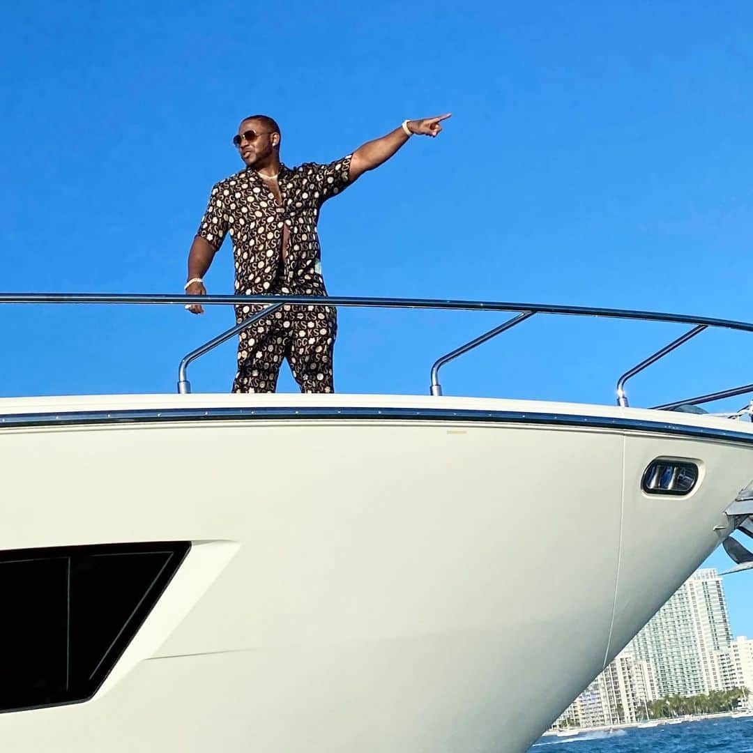 マック・メインのインスタグラム：「Told the captain straight to recession proof island!!! Happy New Year to any and everybody who read this! More life more blessings more positive vibrations! 💫  PS where my stimulus @? 🤔 #Happy20YM」