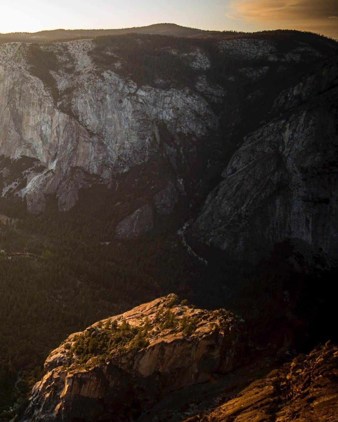 ジミー・チンさんのインスタグラム写真 - (ジミー・チンInstagram)「@alexhonnold always likes to go to the edge. He just can’t help himself.  ⁣ Yosemite Valley, California ⁣ Shot on assignment for @natgeo」1月2日 6時01分 - jimmychin
