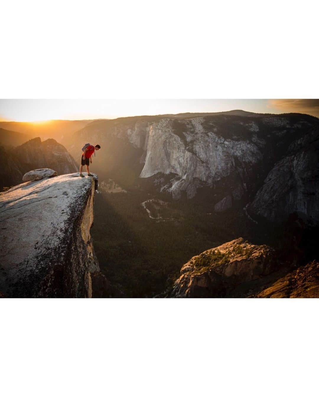 ジミー・チンさんのインスタグラム写真 - (ジミー・チンInstagram)「@alexhonnold always likes to go to the edge. He just can’t help himself.  ⁣ Yosemite Valley, California ⁣ Shot on assignment for @natgeo」1月2日 6時01分 - jimmychin