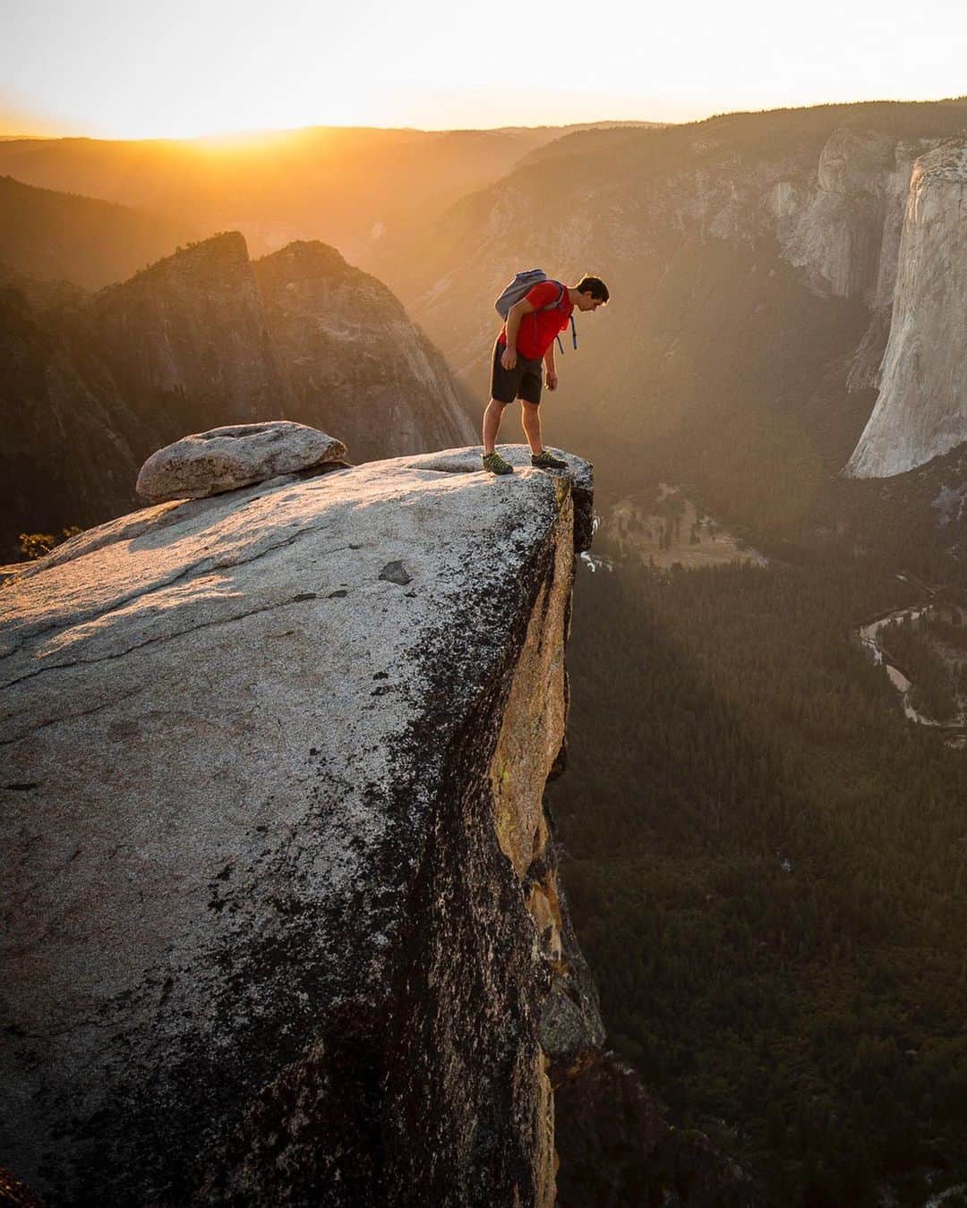 ジミー・チンのインスタグラム：「@alexhonnold always likes to go to the edge. He just can’t help himself.  ⁣ Yosemite Valley, California ⁣ Shot on assignment for @natgeo」