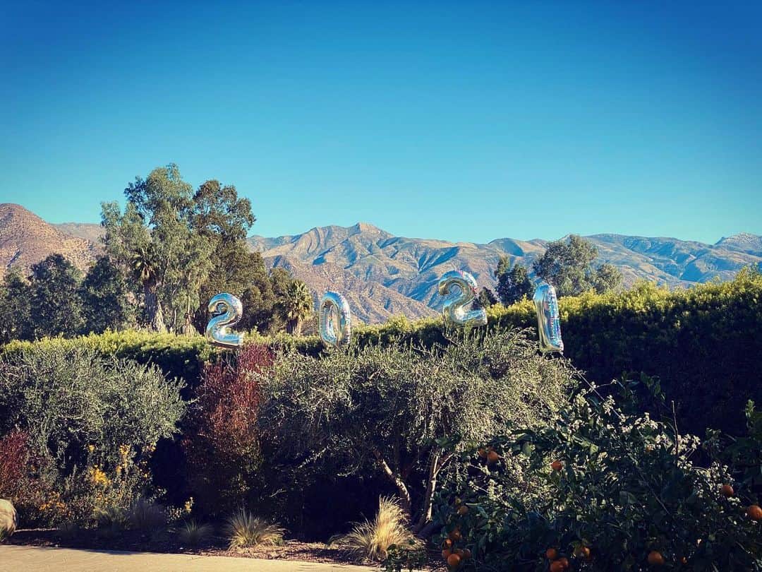 のインスタグラム：「Fingers crossed. 🤞🏼 Happy new year to you all. Thanks for your love, friendship and support.」