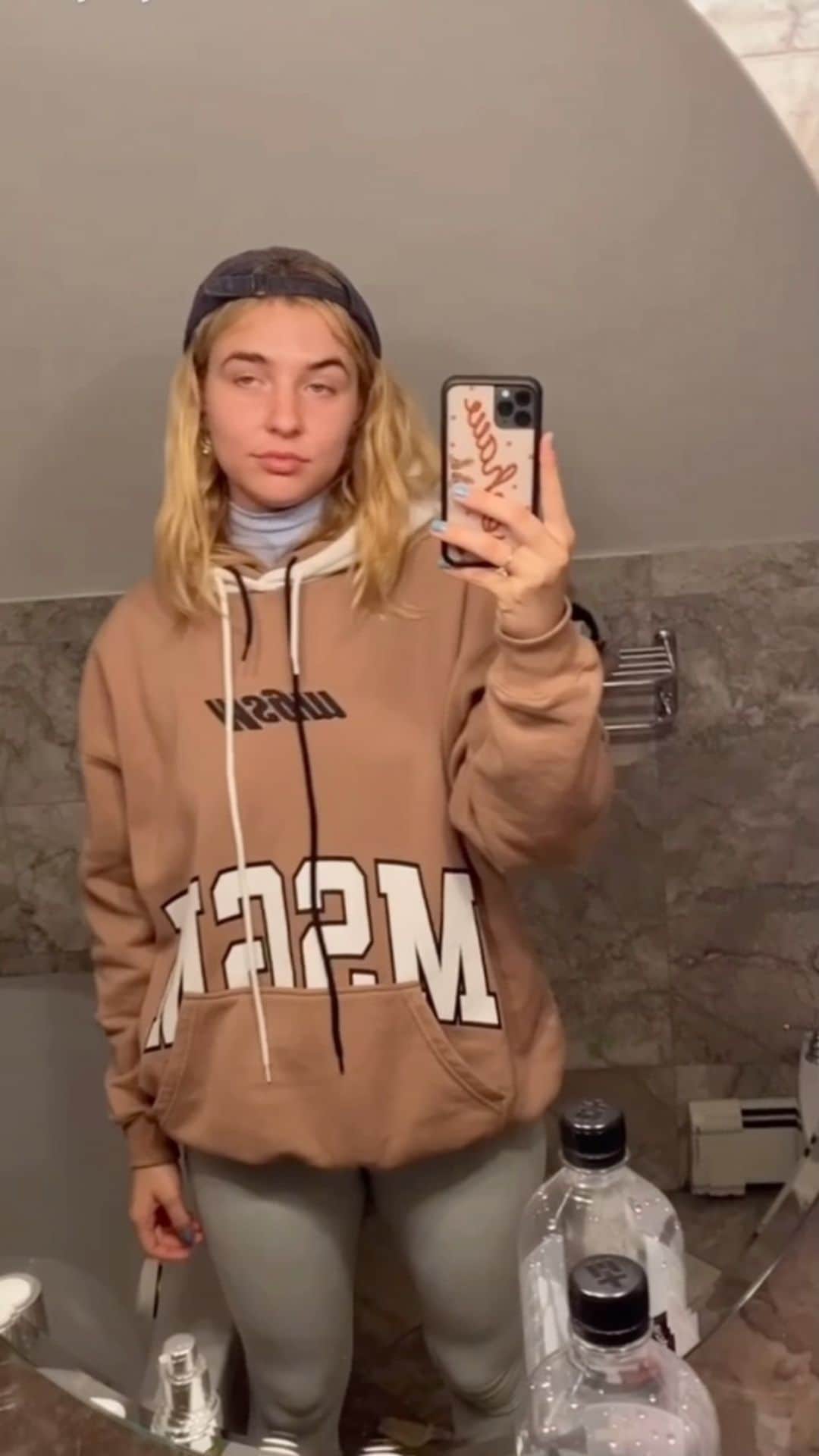 マティー・ノイズのインスタグラム：「which years dress u like more 1 or 2 🦭」