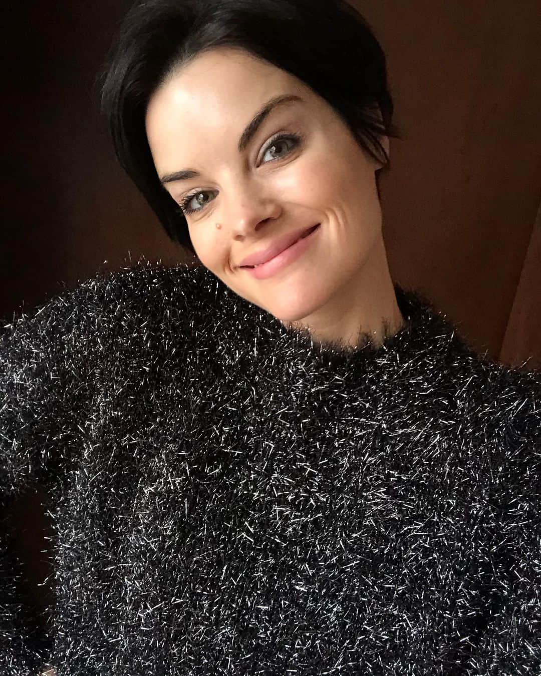 ジェイミー・アレクサンダーのインスタグラム：「Happy New Year from me and my one festive sweater 🤪✨Sending out love, light and healing for #2021 #gratitude」