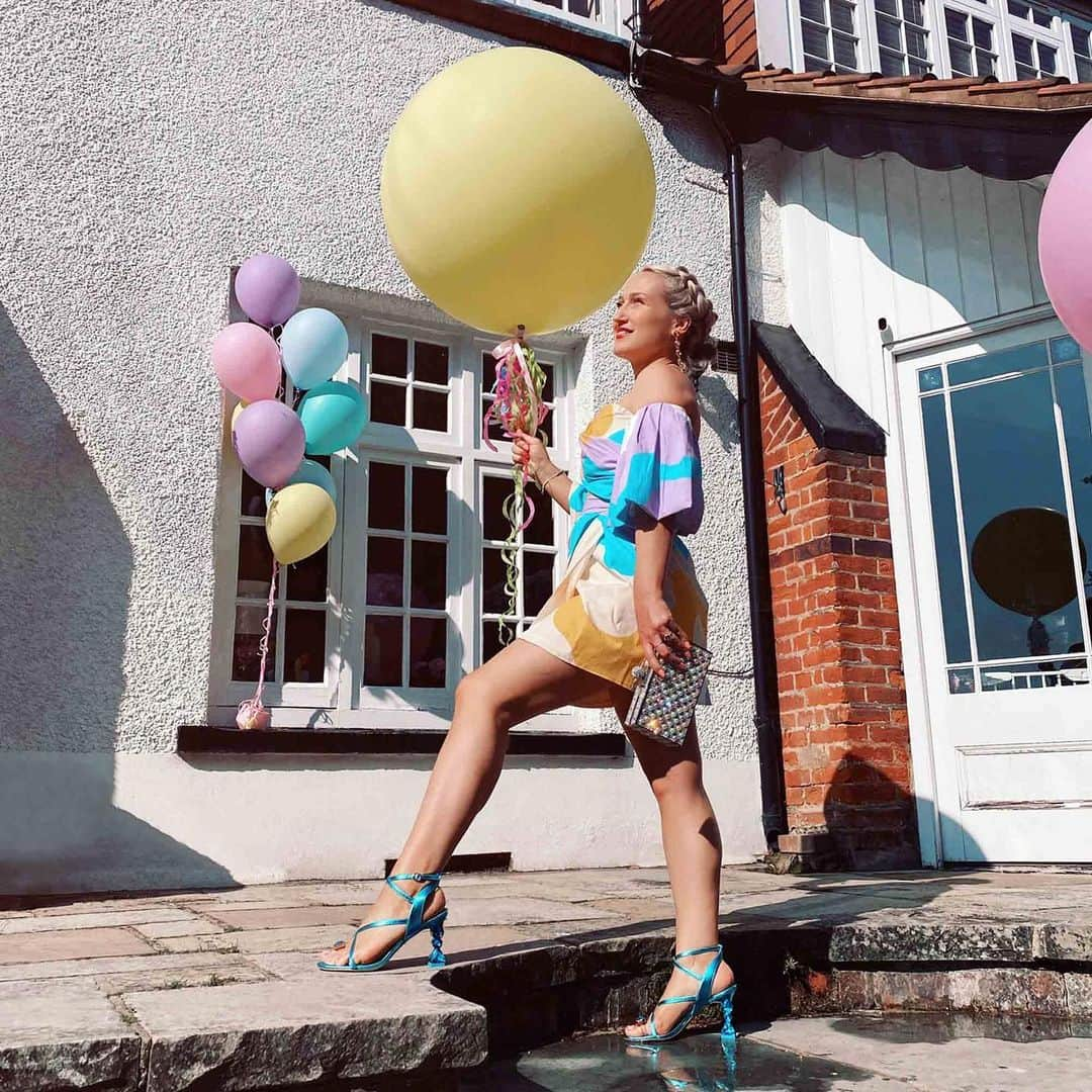 SOPHIA WEBSTERさんのインスタグラム写真 - (SOPHIA WEBSTERInstagram)「Stepping into 2021 like…🎈⁣ ⁣ My 'Bijou' heels and 'Clara' clutch are on sale now! 💎💙 S x ⁣  👗- @karavanclothing  ⁣ #SophiaWebster #SophiaWebsterBags #SophiaInSophias⁣」1月2日 6時09分 - sophiawebster