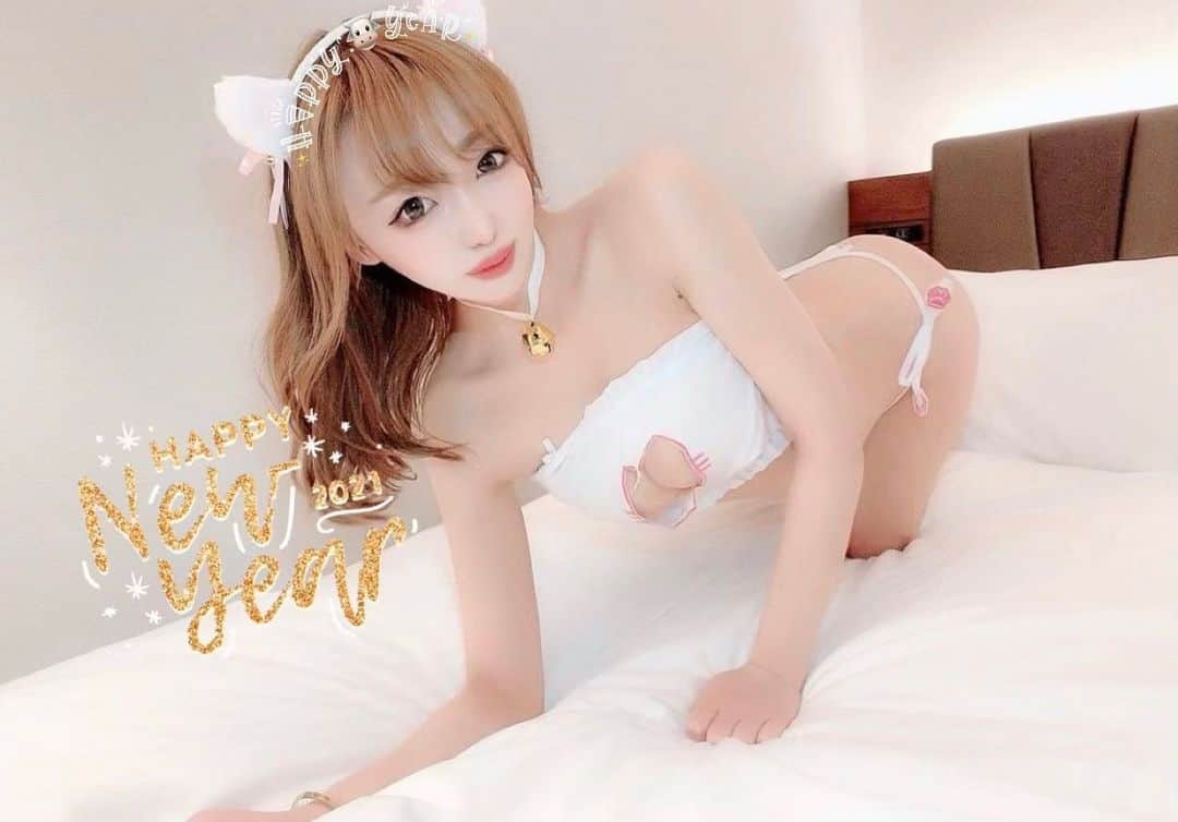 𝐒𝐀𝐘𝐀𝐊𝐀のインスタグラム：「𝐇𝐚𝐩𝐩𝐲 𝐍𝐞𝐰 𝐘𝐞𝐚𝐫  新年 好🖤🤍  2020年も皆様ありがとうございました。 去年の3月からコロナ禍の中で何かをしたいと始めたInstagramですが去年はお仕事でもフォロワーの皆様とも素敵な出逢いがありとっても充実した1年でした🌸  今年は皆様とも会える機会を作っていけたらと思うので 去年以上に素敵な1年にしましょう🤫 今年も宜しくね🐮💕💕  皆様、良いお年を💗  #2021 #happynewyear2021 #祝你新年好」