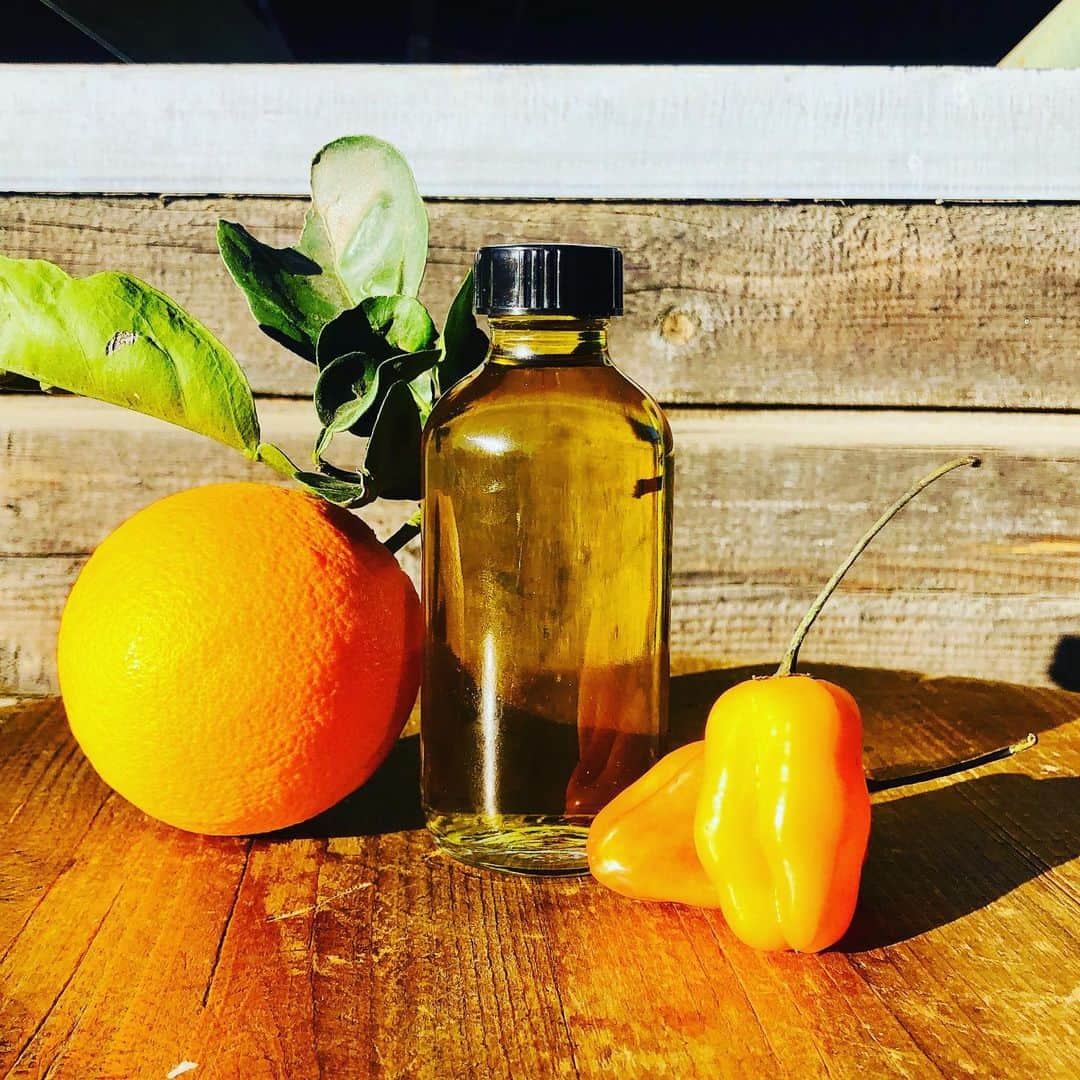 ケリスのインスタグラム：「Orange habanero infused olive oil and orange habanero infused smoked sea salt bountyandfull.com available now !」
