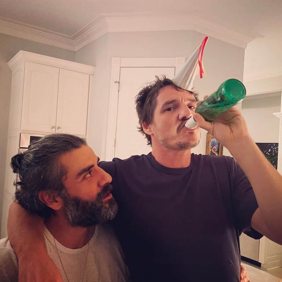 Just Jaredさんのインスタグラム写真 - (Just JaredInstagram)「Best buds Oscar Isaac & Pedro Pascal celebrated New Year’s Eve together! #OscarIsaac #PedroPascal Photo: Oscar’s wife @elvira_lind_」1月2日 6時29分 - justjared