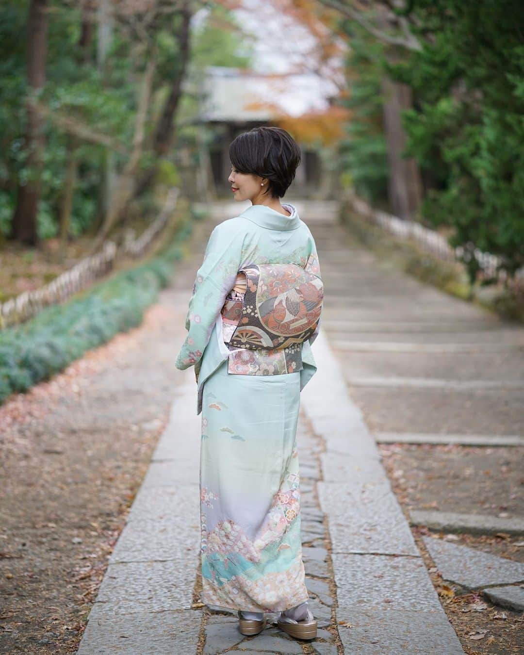 坂元美香さんのインスタグラム写真 - (坂元美香Instagram)「おはよー  今年は360度どこから見られても大丈夫なように 所作や立ち振る舞いを磨きたいと思います☺️✨  着物… @kamakura.kimono.kanon photo… @photogragon   #鎌倉着物花のん #鎌倉着物レンタル #着物 #和服 #訪問着 #鎌倉 #大人の着物 #美しい着物 #大人ショート #大人ショートボブ #後ろ姿」1月2日 6時30分 - mika_saka