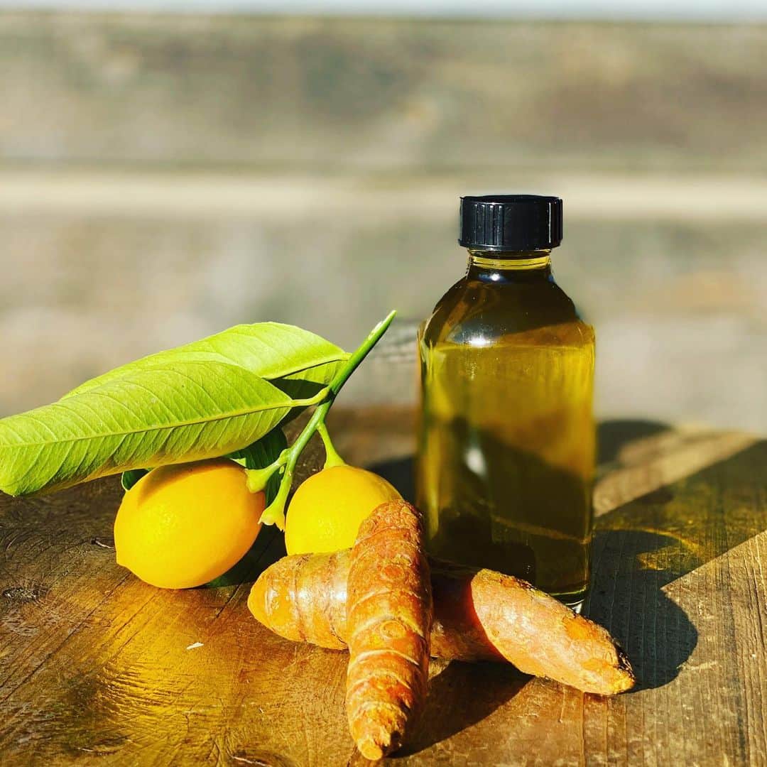 ケリスのインスタグラム：「Lemon turmeric infused olive oil and lemon turmeric infused smoked sea salt bountyandfull.com」