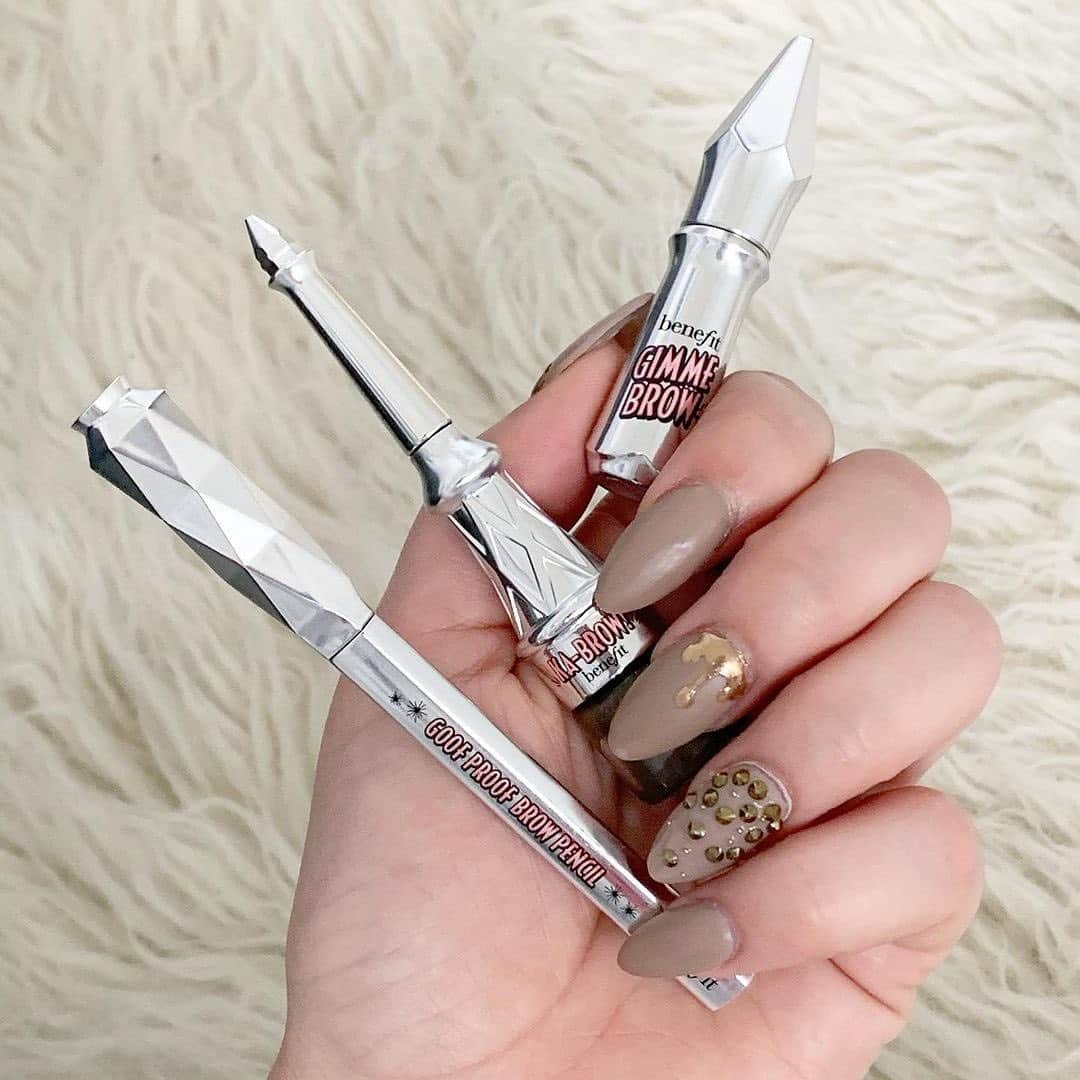 Benefit Cosmeticsさんのインスタグラム写真 - (Benefit CosmeticsInstagram)「Perfect brows in the palm of your hand ✋ How many minis do you have in your makeup collection?! #regram @greekandchic benefit」1月2日 6時49分 - benefitcosmetics