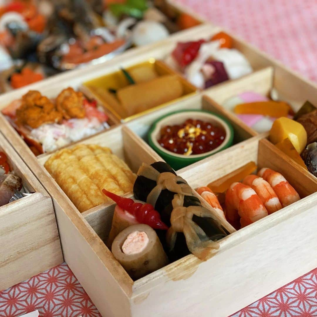 アサ・アキラさんのインスタグラム写真 - (アサ・アキラInstagram)「Second food pic in a row but there’s not much else going on and it’s too pretty not to share. In Japan we eat Osechi on the first day of the year : ) The sake cups are designed after the Chinese zodiac, and everyone drinks out of their own animal. Happy new year everyone! Hope this one is better than the last.」1月2日 6時42分 - asahole