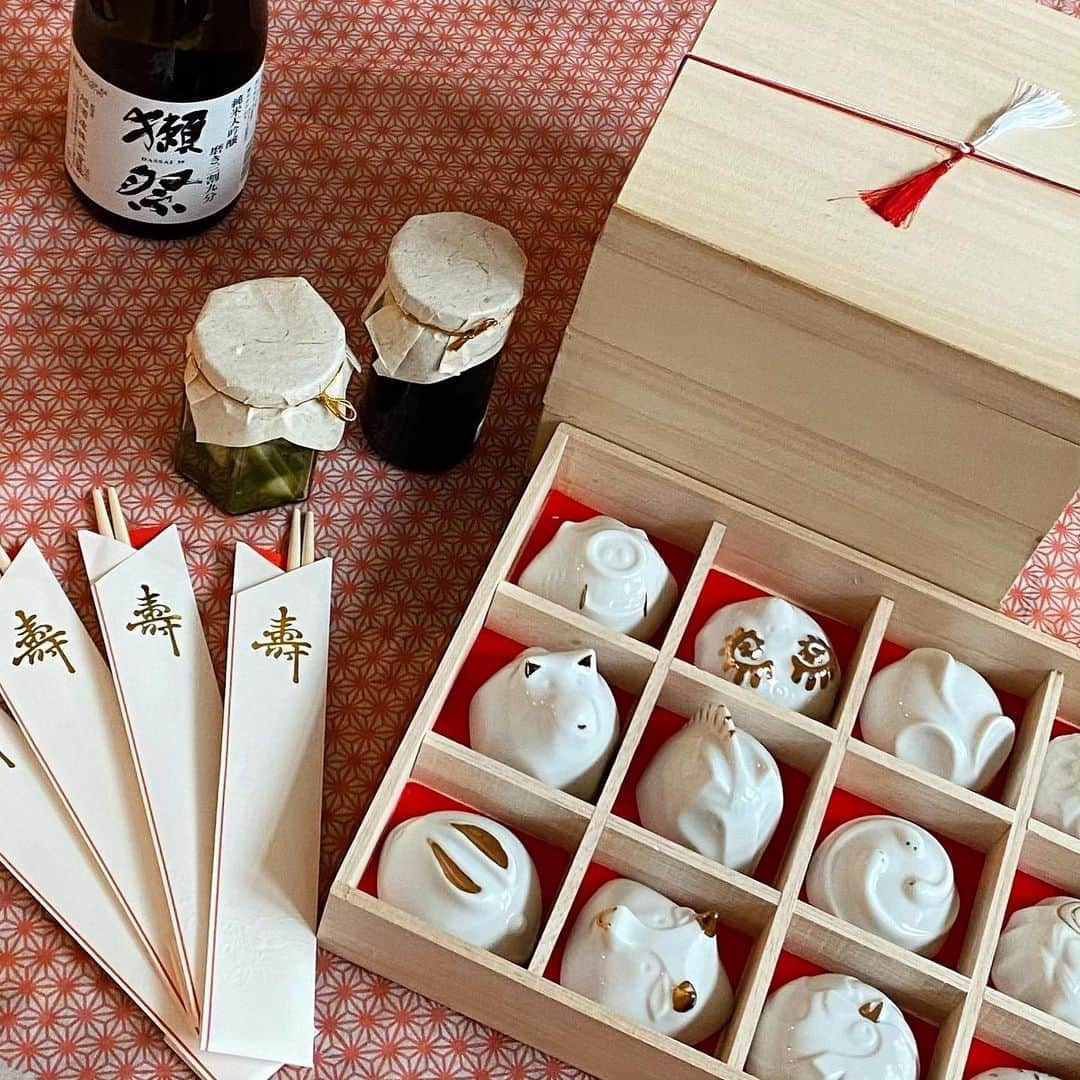 アサ・アキラさんのインスタグラム写真 - (アサ・アキラInstagram)「Second food pic in a row but there’s not much else going on and it’s too pretty not to share. In Japan we eat Osechi on the first day of the year : ) The sake cups are designed after the Chinese zodiac, and everyone drinks out of their own animal. Happy new year everyone! Hope this one is better than the last.」1月2日 6時42分 - asahole