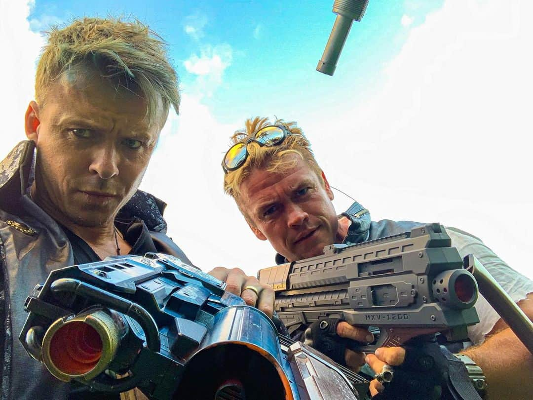 トッド・ラサンスのインスタグラム：「Come at us 2021 🔫💪🏽 #realmenwearguyliner @hemsworthluke」