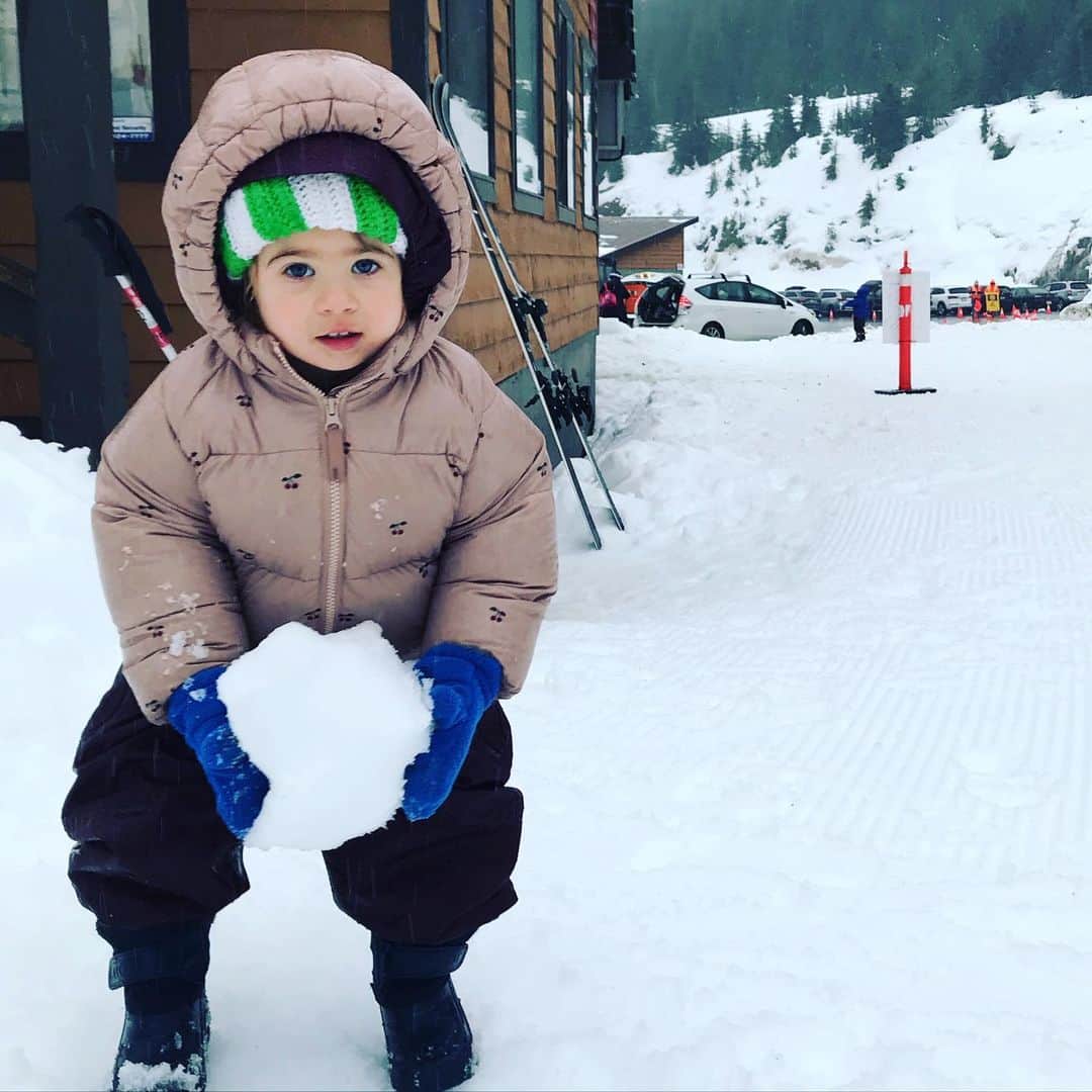 リンジー・フォンセカのインスタグラム：「Gretas first time seeing snow. ❤️ i want to take a moment to remind everyone that ALL Insta photos are “fake” in a way. My feed captures my favorite moments. But like for example in this pic....it took us an hour to load the car (almost a 3 year old takes her time) 45mins to drive to snow. 15 mins to layer up -then I fell in a giant puddle. We spent MAYBE 15 mins playing in snow until we were soaking wet and couldn’t feel our fingers. (Pouring rain and we don’t have the right gear.) then 45 min drive back home. I spent 20 mins hanging up wet clothes and unloading car. 😆 Today reminded me that 2020 was this SHIT year but had SUCH INCREDIBLE moments that I’ll hold with me forever. Like Greta in the snow for just a few minutes. She took a bowl of snow home in the car. It didn’t make it home 😝」