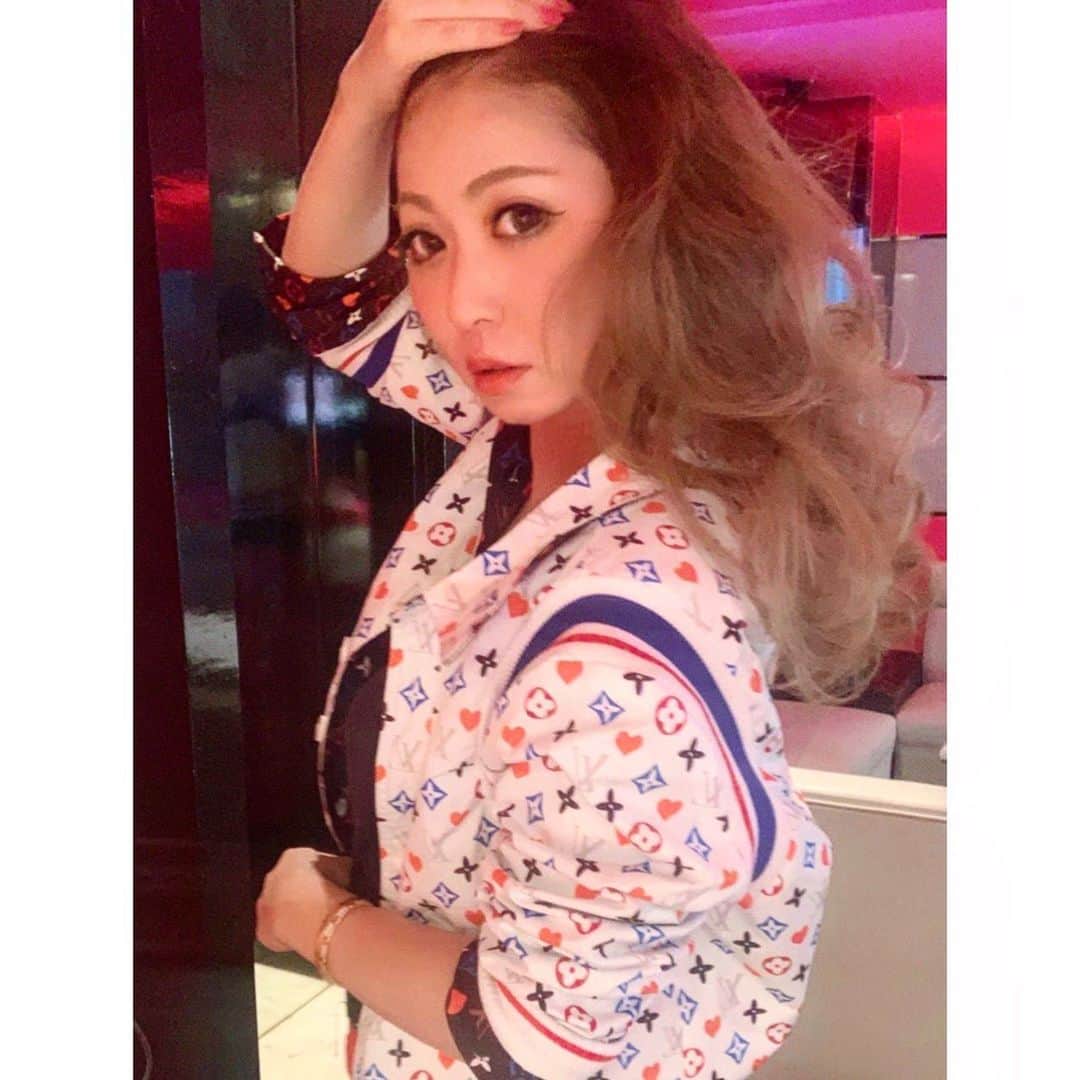 葉月樹里のインスタグラム：「今年の年明けも二日酔いで明けちまいました🌄  . .  今年もよろしくお願い致します🤲  . . .  #葉月樹里 #soiréeine #ソワレーヌ #2021年もよろしくお願いします #元旦 #ずりおコーデ #ootd #cordinate  #louisvuitton #lv #ルイヴィトン #ゲームオンシリーズ #gameon」