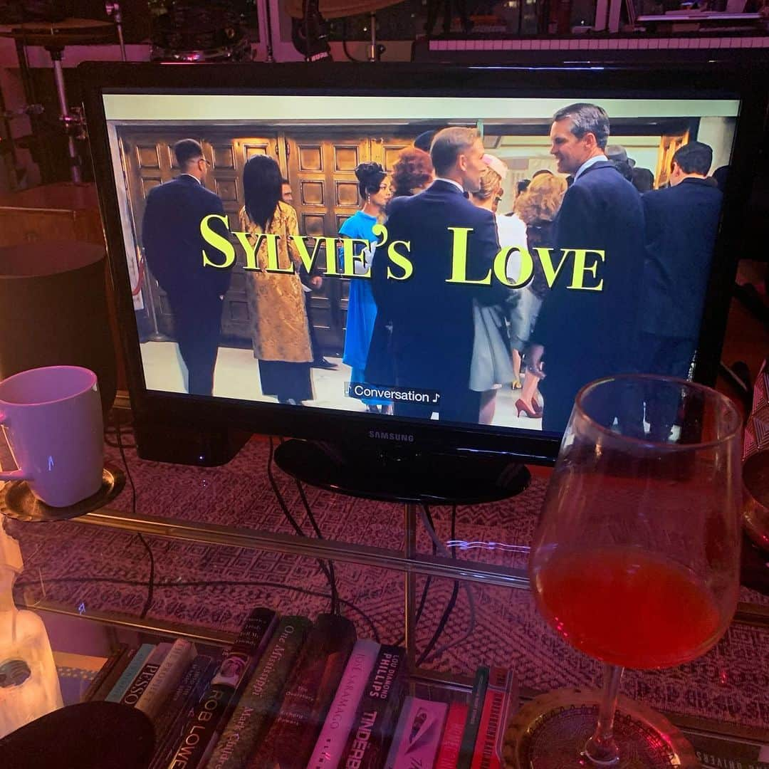 ベラミー・ヤングさんのインスタグラム写真 - (ベラミー・ヤングInstagram)「Last night, we also treated ourselves to watching @sylvieslove . Now, you know I'll support my #ScandalFam for as long as I have breath, so I tuned in for #NnamdiAsomugha  who stars & produces. And I will watch @tessamaethompson do anything she sets her mind to, so that was icing. But WOW was I not prepared for the BEAUTY of this film. The story, the performances, the photography, the music, the direction- absolutely everything was what Pedro & I were hoping to lose ourselves in as we put 2020 to rest. #SylviesLove filled us UP. If you're looking to for something wonderful to delight in today- look no further. BRAVA to ALL involved. ❤️🎬🔥🙏🎶💗🎉」1月2日 7時02分 - bellamyyoung