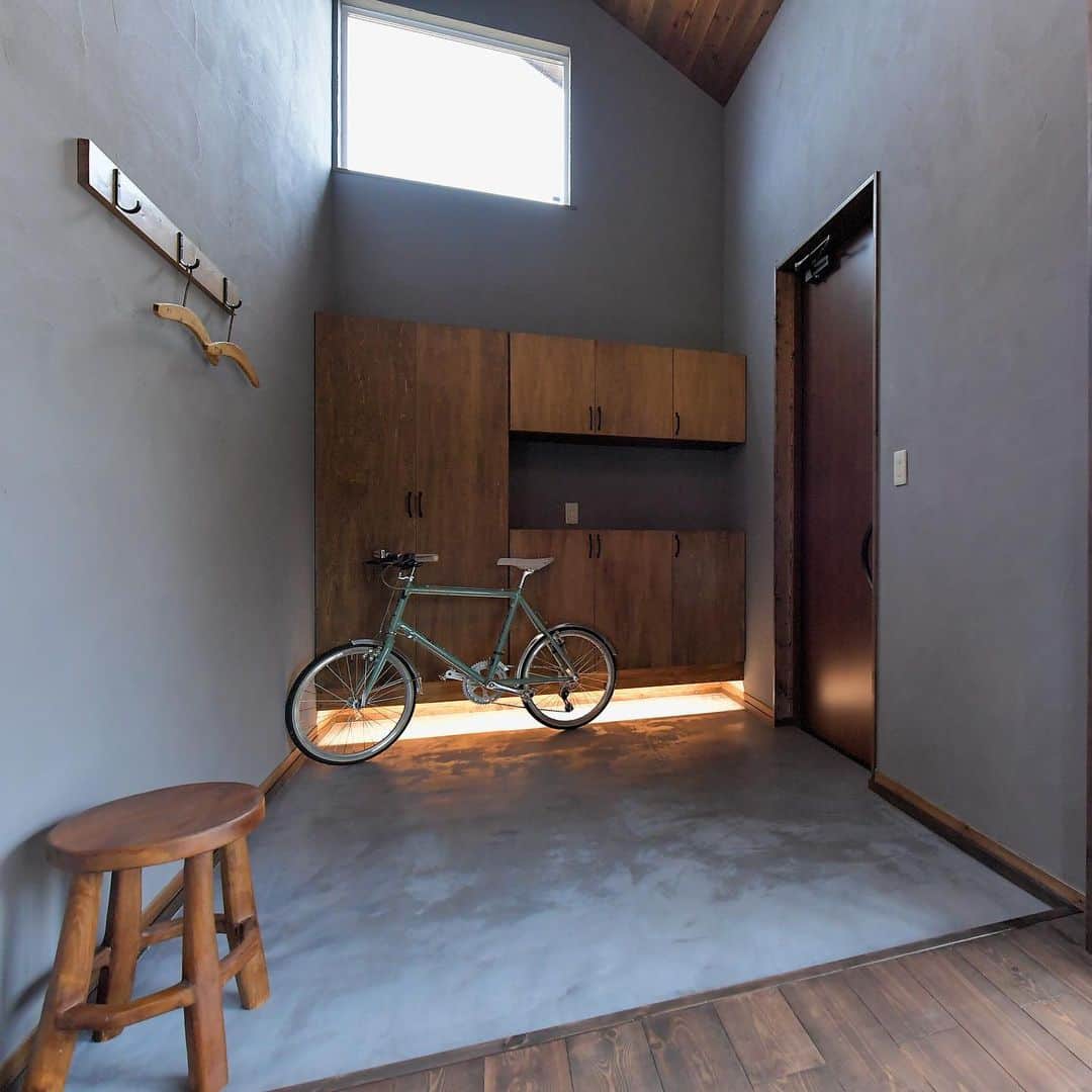 オンリーユーホームのインスタグラム：「・ 和モダンstyleのAさん家 ・  ーーーーーーーーーーーーーーーー  【モデルハウスopen house開催】 2021/1/9.10.11の3日間限定 木更津市金田東 ・ →→→→→→ @only_you_evento2  ーーーーーーーーーーーーーーーー Open house  【バイクガレージのあるヴィンテージstyle】 2021/1.16.17の2間限定 千葉市花見川区 ・ →→→→→→ @only_you_evento ・  ーーーーーーーーーーーーーーーー 無料相談会開催中 資金計画・土地探しへの勉強会予約 OPEN HOUSE への参加 イベントのご案内 その他家づくりのご相談 ・ →→→→→→ @only_you_siryou もしくはメッセージより ・ ーーーーーーーーーーーーーーーー 施工例はこちら ・ →→→→→→@only_you_home  ーーーーーーーーーーーーーーーー ・ ・ ・ ・ ・ #男前インテリア#インダストリアル #ヴィンテージ#アンティーク #アメリカンヴィンテージ #ブルックリン#リノベ#西海岸インテリア #カリフォルニアスタイル#いえづくり #注文住宅#ブルックリンスタイル#サーフィン #ロンハーマン#新築#マイホーム #カフェスタイル#インテリア#home#一戸建て #interior#自然素材の家#玄関 #千葉#リビング#自由設計#おしゃれな家 #新築注文住宅#工務店#オンリーユーホーム」