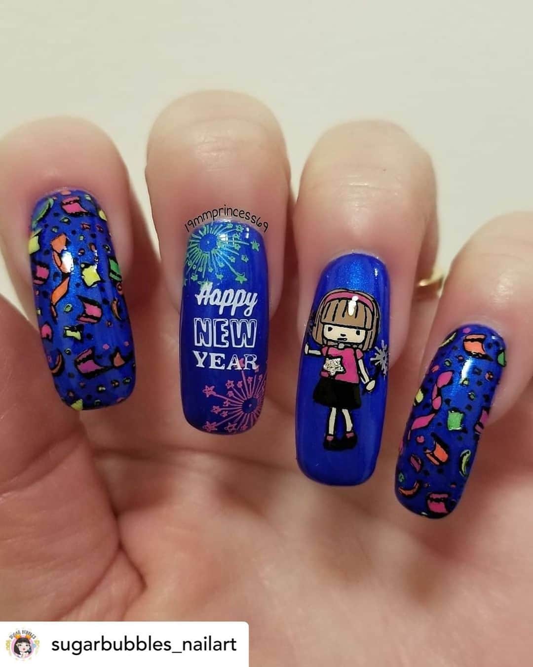 Nail Designsさんのインスタグラム写真 - (Nail DesignsInstagram)「Credit • @sugarbubbles_nailart Reposted from @19mmprincess69 💙🎆 Happy New Year🎆💙 @nailartpromote  Base is Blue-Gotti @salonperfect stamped with As Black as Night,  Snowed In,  I Pink Therefore I Am @hit_the_bottle @beautometry Plates - SBS 22 @sugarbubbles_nailart BBB Christmas XL-002 @beautybigbangs clear stamper @dewnailpolish Topcoat @glistenandglow1 Foil glue @dollarnailart Cuticle cover @ribbitsstickits Cuticle oil and acetone additive @unicornmagicskincare  💙💙💙 #mmprincessnails  #nailitdaily #notd  #hitthebottle #beautometry #nails2inspire #nailsoftoday  #nailsofinstagram  #nailstagram #nailsofinsta #nailstampingaddict #stampednailaddict #stampednails  #nacentral #nailartcentral #nailartchallenge #nailartcollab #nailstamping  #unicornmagicskincare  #nailcollab #nailcollaboration  #nailartpromotechallenge  #nailartpromote  #nailspafeature #christmasnailart #christmasnails  #reversestamping #salonperfect  #happynewyear #happynewyearnails」1月2日 7時03分 - nailartfeature