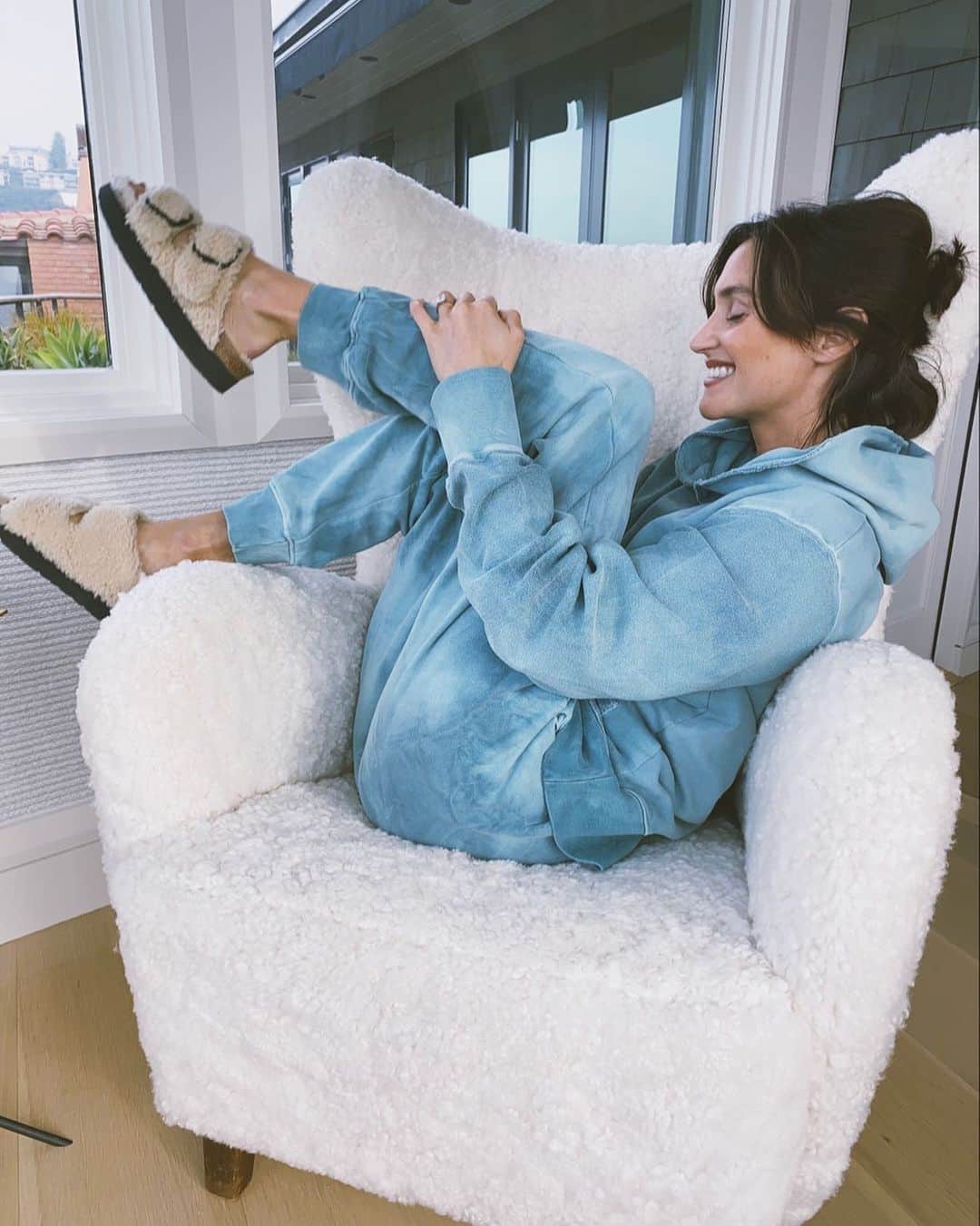 ダニジョーのインスタグラム：「As Snug As a Bug In a Rug ➰ Cozied up in our favorite Dannijo sweatsuit ☁️」