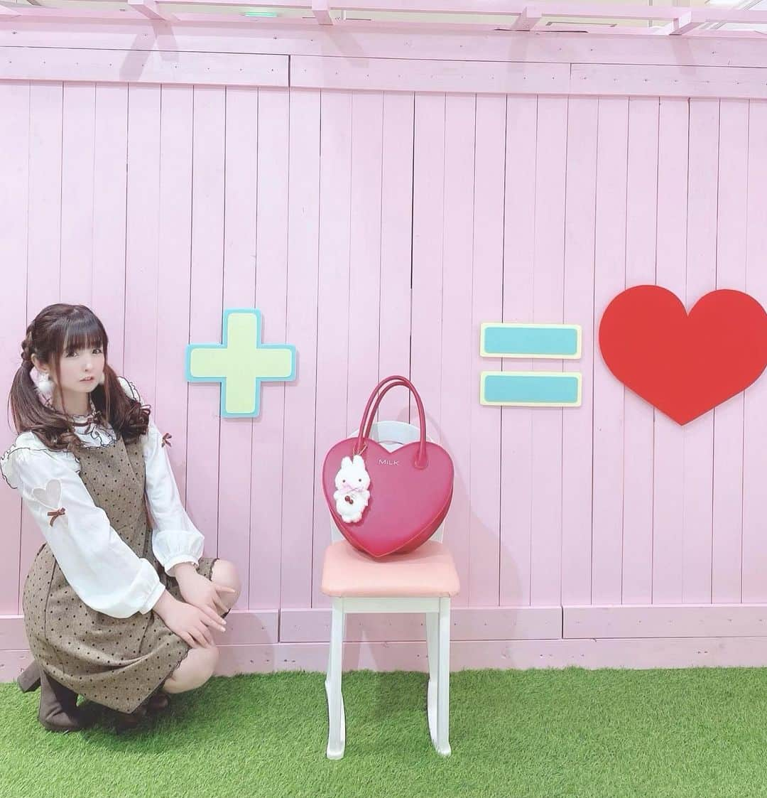 伊藤芽衣さんのインスタグラム写真 - (伊藤芽衣Instagram)「本日より﻿ ラフォーレ原宿さまでの﻿ Kawaii☆Stars﻿ POP UP SHOP﻿ スタートします…♡﻿ ﻿ ラフォーレさまに﻿ お世話になるのは﻿ 3年ぶりくらいになるので、﻿ ﻿ とてもたのしみです♡﻿ ﻿ カワスタでは通常﻿ 店内全ての撮影が禁止なので、﻿ ﻿ 今回お客様が記念に﻿ お写真撮影できるフォトスポットを﻿ ご用意しています♡﻿ ﻿ （いろいろな事情で﻿ めいが一緒にお写真撮影できなくて﻿ ごめんなさい＊）﻿ ﻿ こちらの画像は﻿ まだ設営中に撮影したので、﻿ デコレーションが途中です　笑﻿ ﻿ デコレーションは﻿ フェルトアーティストの﻿ 藍川りのちゃんが﻿ 担当してくれています♡﻿ ﻿ ジャンスカ＊﻿ ロングブーツ＊﻿ LODISPOTTOさん♡﻿ （@lodispotto_official ）﻿ ﻿ トップス＊﻿ LIZ LISAさん♡﻿ （@lizlisa_official_japan ）﻿ ﻿ バッグ＊﻿ MILKさん♡﻿ （@milk__official_ ） ﻿ ﻿ ♡♡♡♡♡﻿ ﻿ Kawaii☆Stars2021﻿ ラフォーレ原宿開催決定❣️﻿ ﻿ ♡開催場所♡﻿ 東京都渋谷区神宮前1-11-6B0.5Ｆ﻿ ﻿ 1部﻿ 1月2日(土)〜1月7日(木)﻿ 2部﻿ 1月8日(金)〜1月13日(水)﻿ 3部﻿ 1月14日(木)〜1月19日(火)﻿ ﻿ ♡♡♡♡♡﻿ ﻿ #カワスタ　#kawaiistars #ラフォーレ原宿﻿ #lodispotto #ロディスポット ﻿ #lizlisa #リズリサ　#milk﻿ #ガーリーコーデ　#ガーリーファッション﻿ #ツインテール　#ヘアアレンジ」1月2日 7時15分 - itoumei