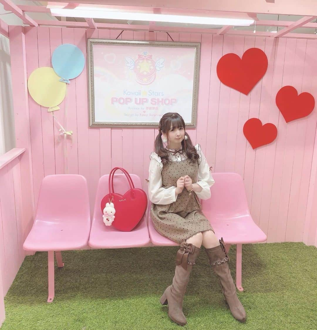 伊藤芽衣さんのインスタグラム写真 - (伊藤芽衣Instagram)「本日より﻿ ラフォーレ原宿さまでの﻿ Kawaii☆Stars﻿ POP UP SHOP﻿ スタートします…♡﻿ ﻿ ラフォーレさまに﻿ お世話になるのは﻿ 3年ぶりくらいになるので、﻿ ﻿ とてもたのしみです♡﻿ ﻿ カワスタでは通常﻿ 店内全ての撮影が禁止なので、﻿ ﻿ 今回お客様が記念に﻿ お写真撮影できるフォトスポットを﻿ ご用意しています♡﻿ ﻿ （いろいろな事情で﻿ めいが一緒にお写真撮影できなくて﻿ ごめんなさい＊）﻿ ﻿ こちらの画像は﻿ まだ設営中に撮影したので、﻿ デコレーションが途中です　笑﻿ ﻿ デコレーションは﻿ フェルトアーティストの﻿ 藍川りのちゃんが﻿ 担当してくれています♡﻿ ﻿ ジャンスカ＊﻿ ロングブーツ＊﻿ LODISPOTTOさん♡﻿ （@lodispotto_official ）﻿ ﻿ トップス＊﻿ LIZ LISAさん♡﻿ （@lizlisa_official_japan ）﻿ ﻿ バッグ＊﻿ MILKさん♡﻿ （@milk__official_ ） ﻿ ﻿ ♡♡♡♡♡﻿ ﻿ Kawaii☆Stars2021﻿ ラフォーレ原宿開催決定❣️﻿ ﻿ ♡開催場所♡﻿ 東京都渋谷区神宮前1-11-6B0.5Ｆ﻿ ﻿ 1部﻿ 1月2日(土)〜1月7日(木)﻿ 2部﻿ 1月8日(金)〜1月13日(水)﻿ 3部﻿ 1月14日(木)〜1月19日(火)﻿ ﻿ ♡♡♡♡♡﻿ ﻿ #カワスタ　#kawaiistars #ラフォーレ原宿﻿ #lodispotto #ロディスポット ﻿ #lizlisa #リズリサ　#milk﻿ #ガーリーコーデ　#ガーリーファッション﻿ #ツインテール　#ヘアアレンジ」1月2日 7時15分 - itoumei