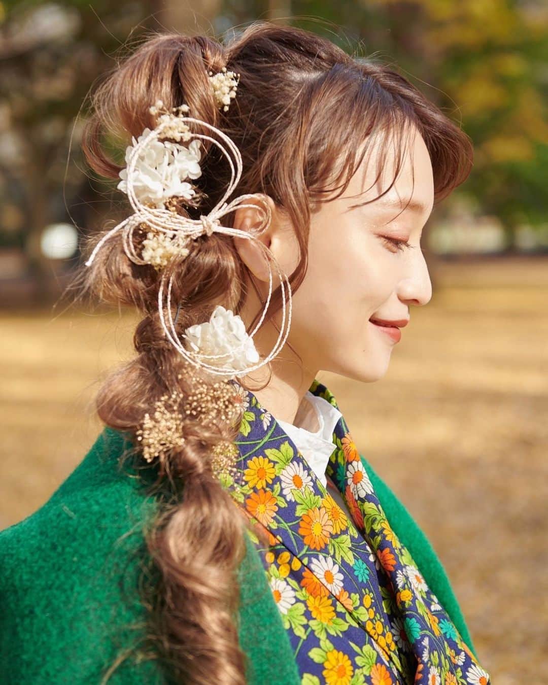 waco⭐️CHACOのインスタグラム：「あけましておめでとうございます  今年はキラキラの素晴らしい一年になりますように🌈 まいちゃんから素敵なお写真いただきました。大人気の水引とお花の髪飾り。まいちゃんセルフアレンジ、オリジナルでとっても素敵です😍 今年は例年よりぐっとアイテム数増やして可愛いアクセサリーたくさん作製予定です💘」