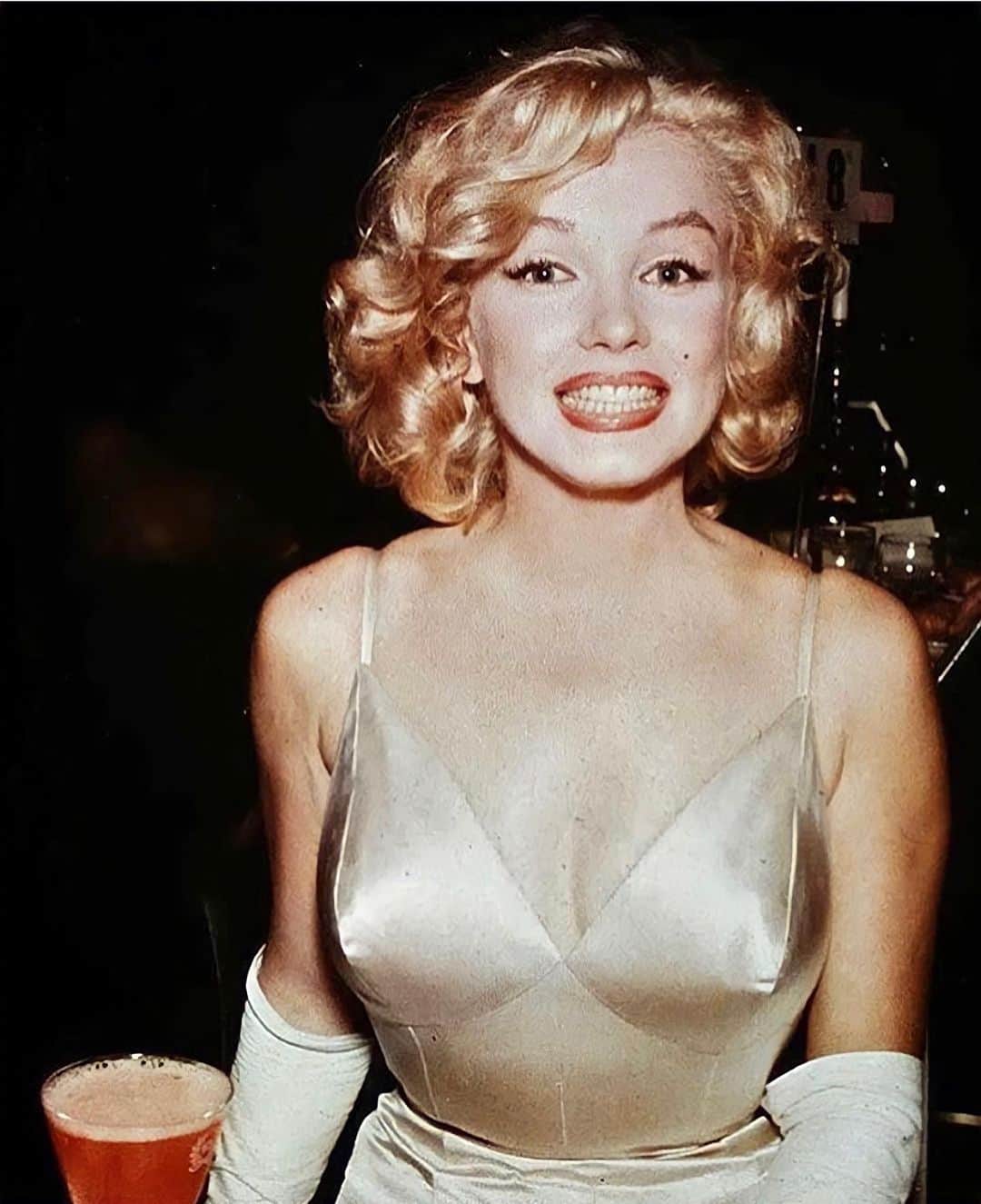 マリリン・モンローのインスタグラム：「Happy New Year every one!💫 May you all have a wonderful 2021. Here are some of my favorite photos of Marilyn, she looks so genuinely happy in all of them 💛 #marilynmonroe」