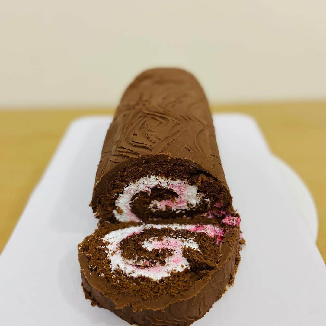 SUPER CAKESのインスタグラム：「Let’s celebrate the new year with some Swiss log filled with whipped cream, cherry jam and Belgium chocolates 😋 😋 Happy New Year everyone 🥳❤️ #swissroll」