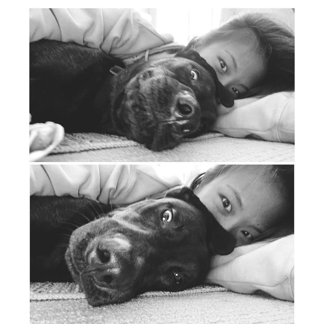 エビアン・クーのインスタグラム：「Lazy mornings start of #2021 💤🐶」