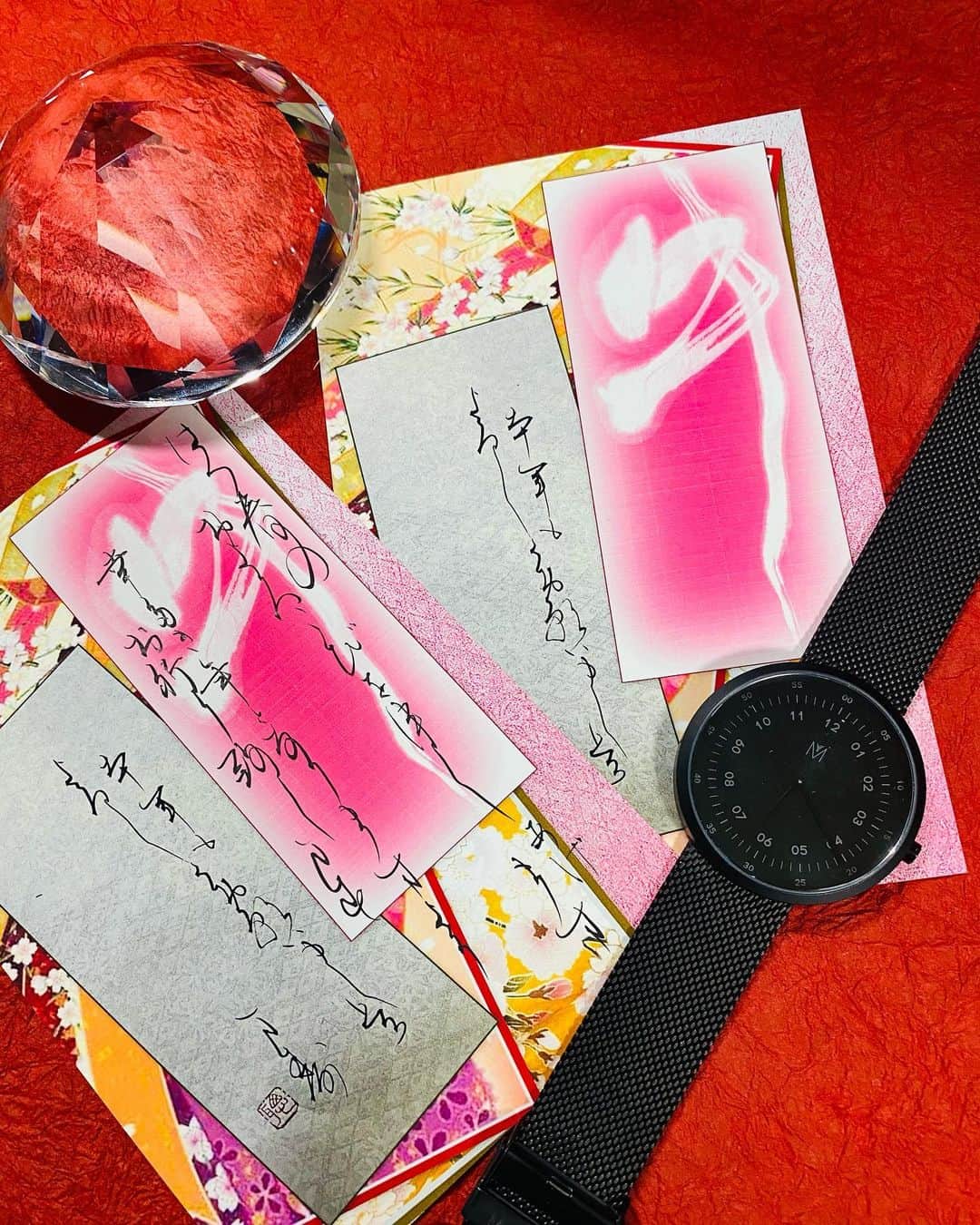 鈴木暁昇のインスタグラム：「* ◆年賀 * 皆様にとって幸多き年となりますようお祈り致します✨ * 皆様は年賀状出し終わりましたか⁉︎ 職業柄、一応宛名や添え書きは筆書きにするのでそこそこ時間がかかります。時代の流れでLINEやSNSでも良いのですが、年賀状をいただくとなんだかんだで嬉しいし、各人の年賀状を見るのも楽しい。年一の『年賀状祭り』だと思って空き時間に取り組んでます✨ *** *** *** *** *** * MAVEN WATCHES マベンウォッチズ◆ * MAVEN WATCHESのご紹介です。 * キーワードは「都市と自然」。 * MAVEN WATCHESは、現代の都市における生活とその中にある自然との絶妙なハーモニーを感じさせるステキなデザインです。 * クーポンコードは 【gyouslz95】コード使用で✨10パーセントオフ✨になります。期限は2021.12.29まで * ☞MAVEN WATCHES公式サイトは下記のInstagramから簡単に飛べます。素敵な時計ばかりですので是非のぞいてみて下さい。 @mavenjapan * #mavenwatches #マベン#マベンウォッチズ#腕時計#時計#手元倶楽部  #書道 #鈴木曉昇 #和 #wabisabi #calligraphy #筆文字 #artistic #beautiful #chinesecalligraphy #墨 #sumi #書法 #japan #手書き #美文字 #手書きツイート #オリンピック #Olympic #japaneseculture #日本 #chineseculture #書道パフォーマンス」